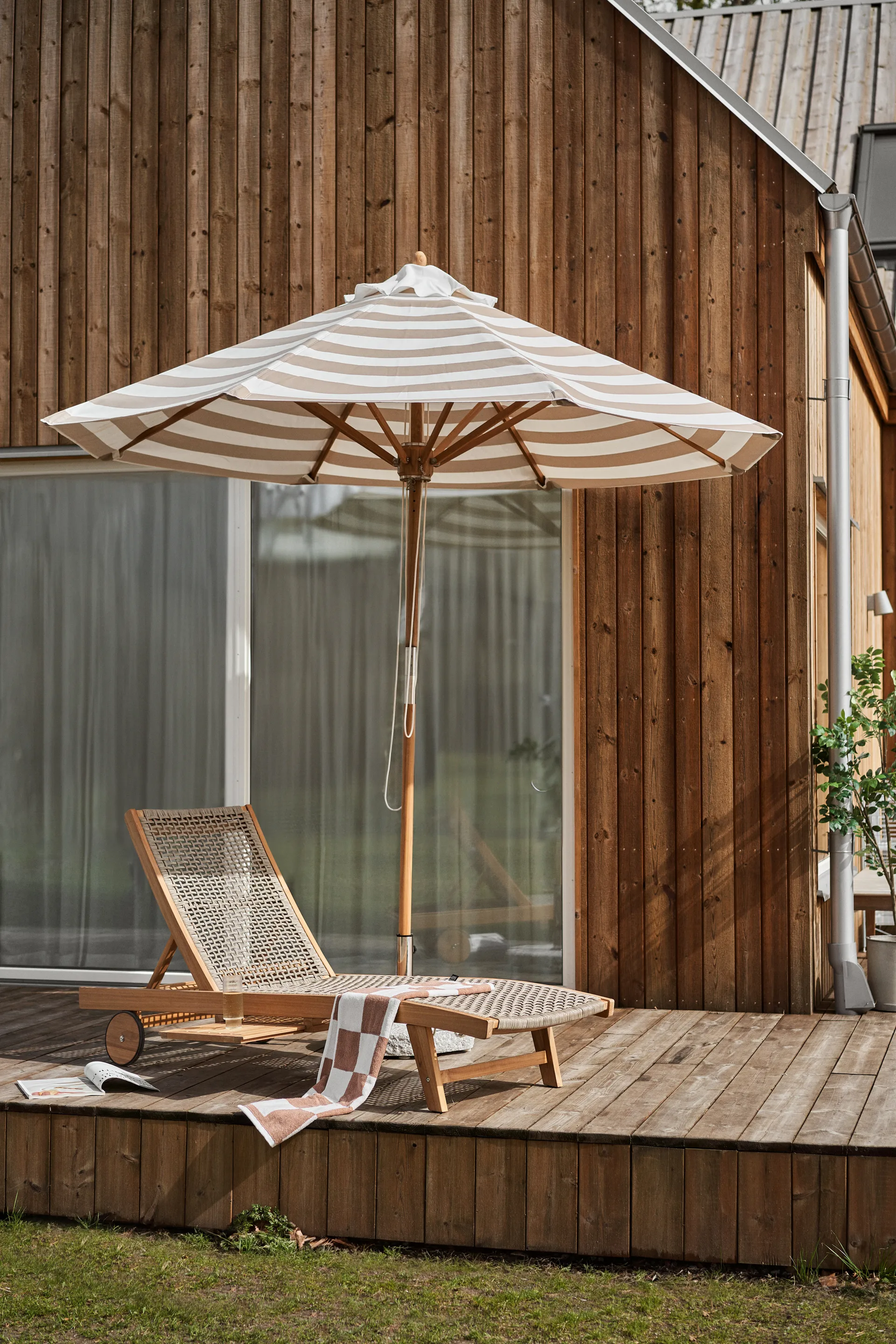 Hisshult parasoll Ø270 cm, Beige stripe-teak 1898