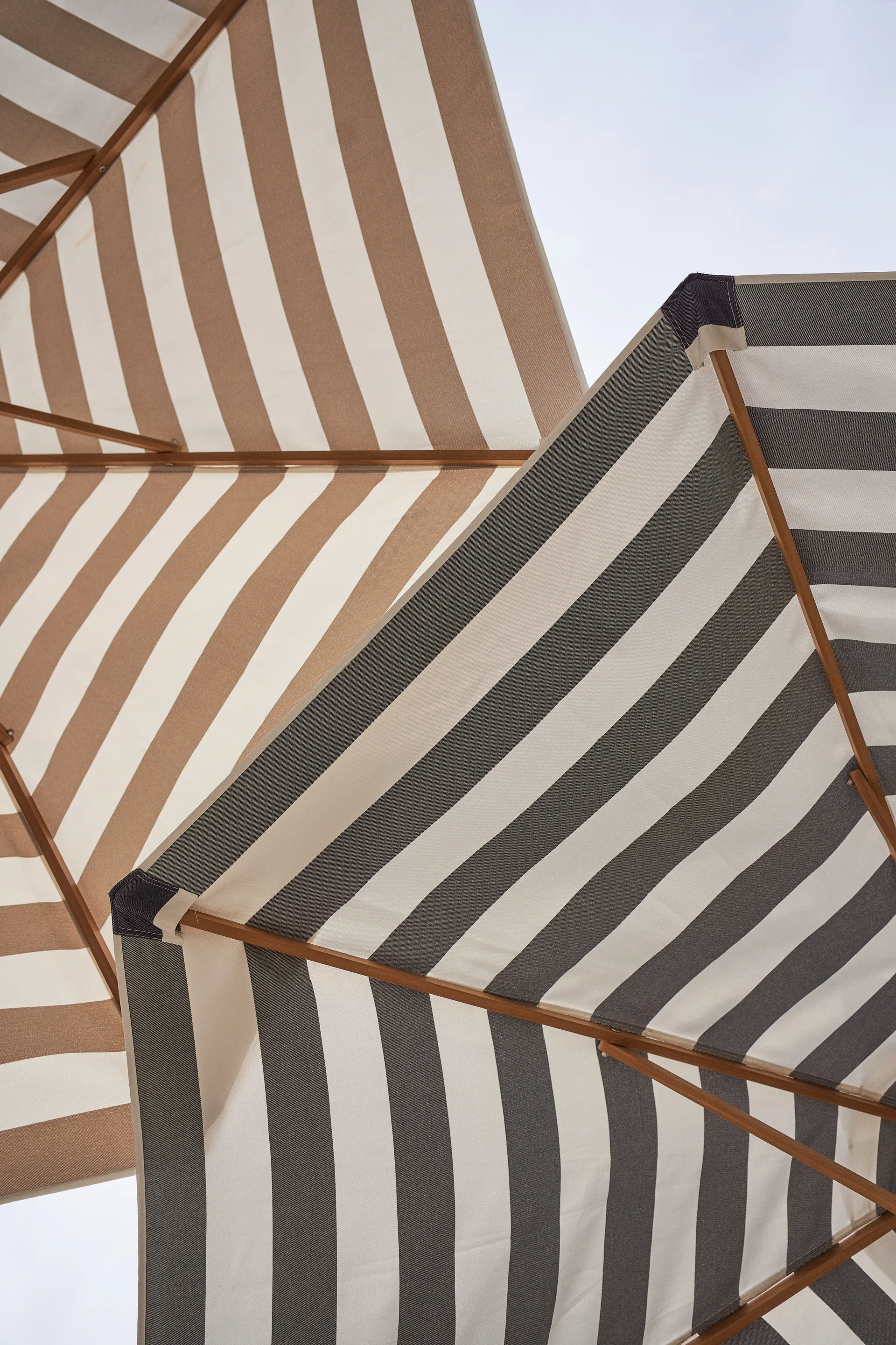 Hisshult parasoll Ø270 cm, Beige stripe-teak 1898