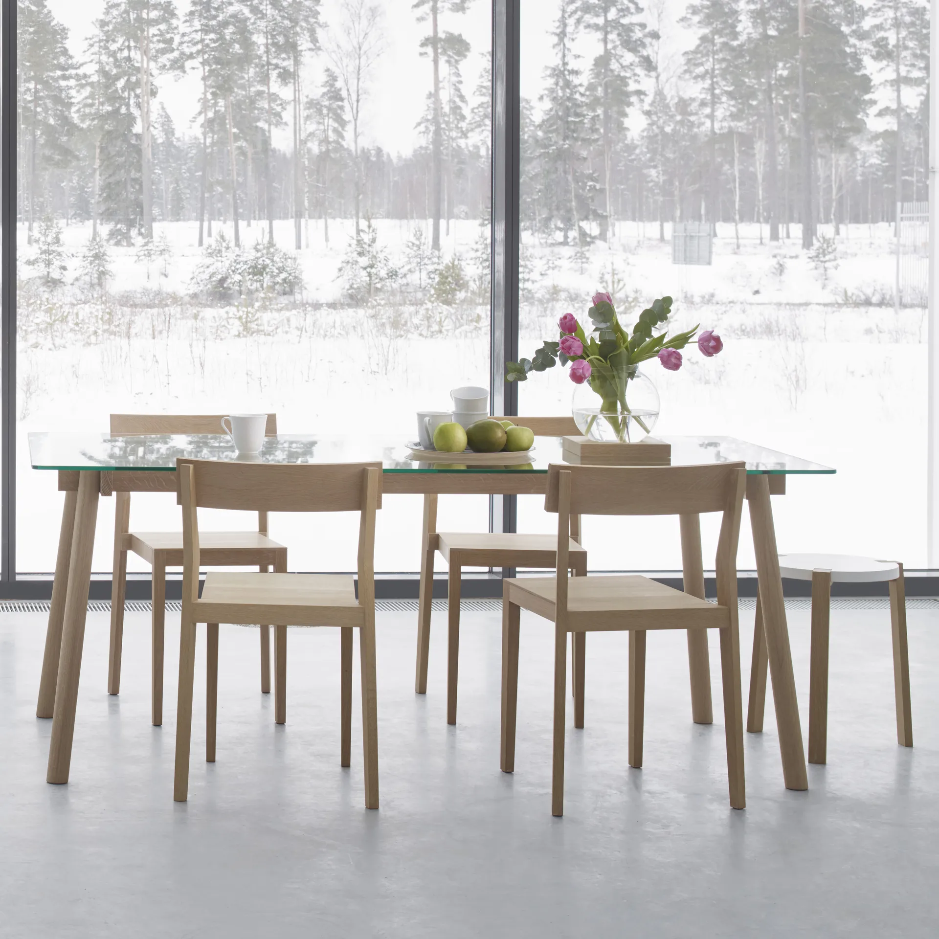 Corners matbord, ek svartbetsad, glas A2