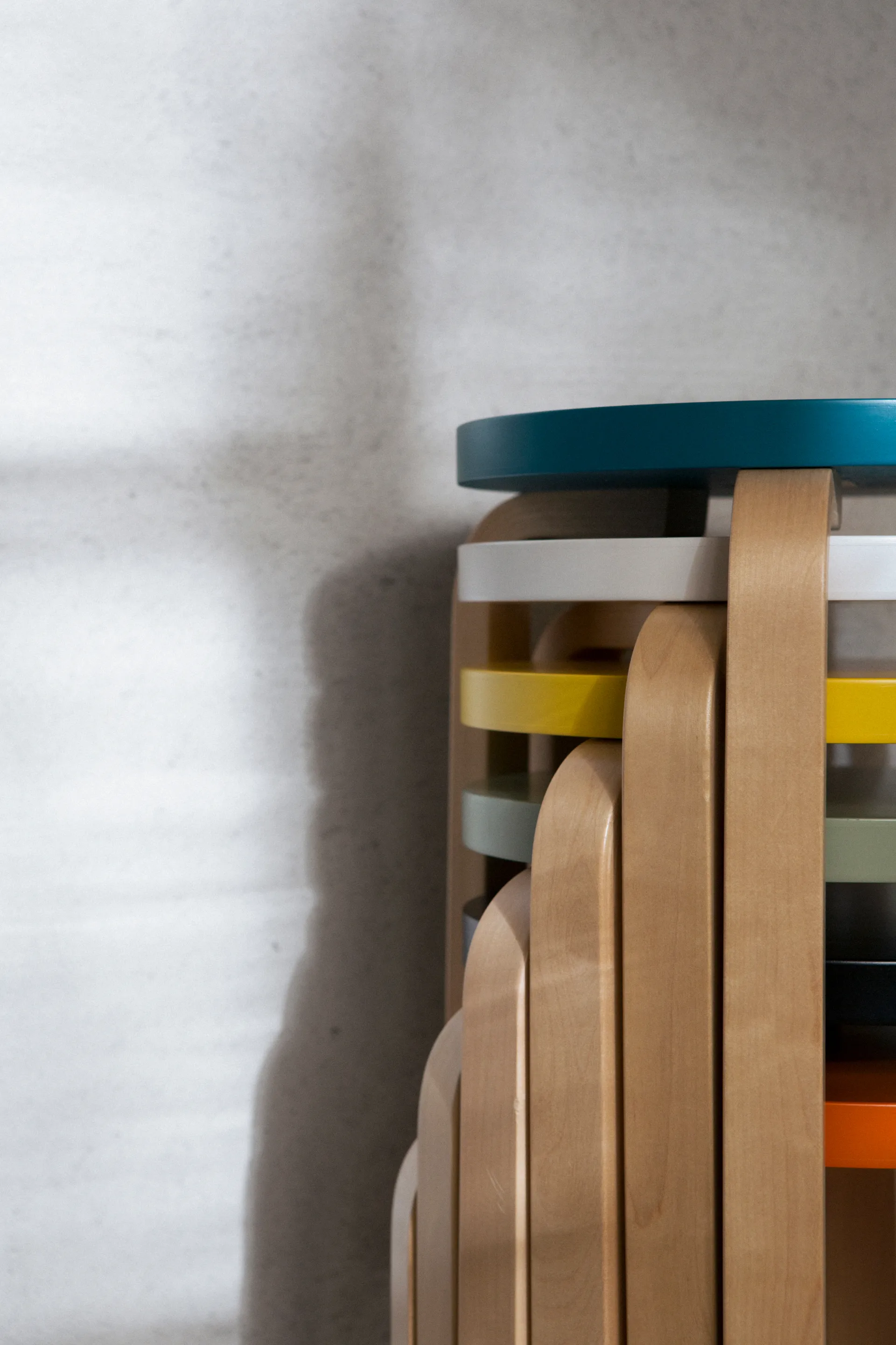 Stool 60 pall 3 st ben, Gul-Björk Artek