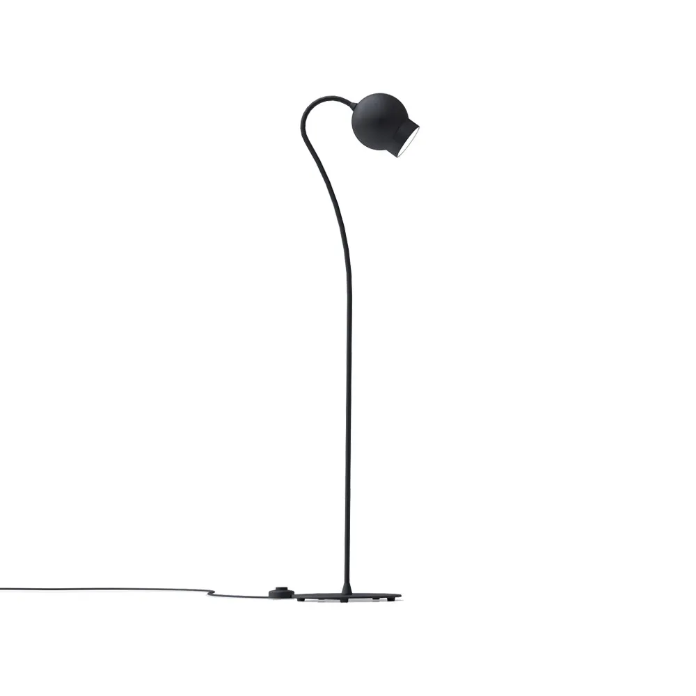 Ogle golvlampa, Svart lack Ateljé Lyktan