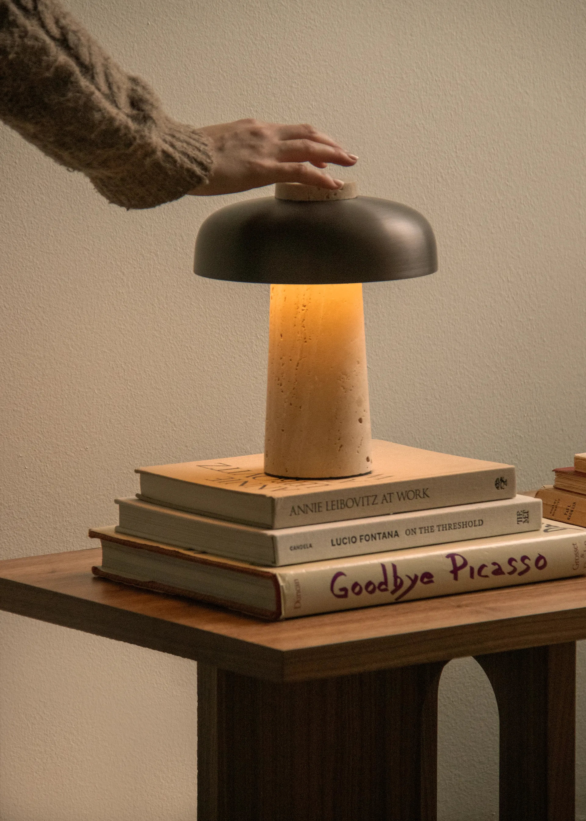 Reverse portabel bordslampa 24,5 cm, Travertine-bronzed aluminium Audo Copenhagen