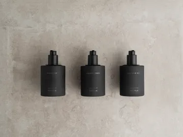 Kirei glasflaskor inkl vägghållare 3-pack - Smoke, limmonterad - blomus