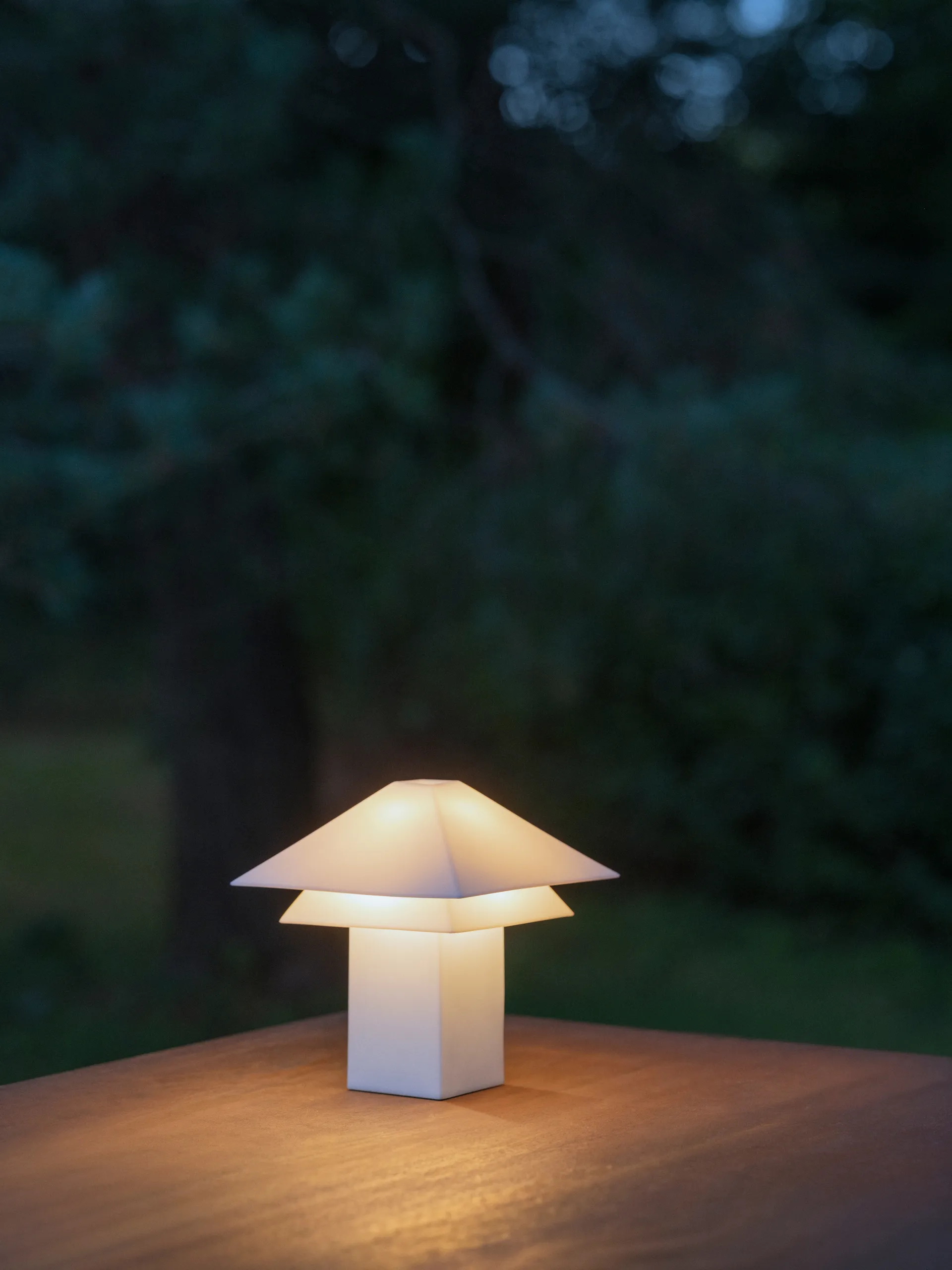 Sanaka bordslampa portabel, White blomus