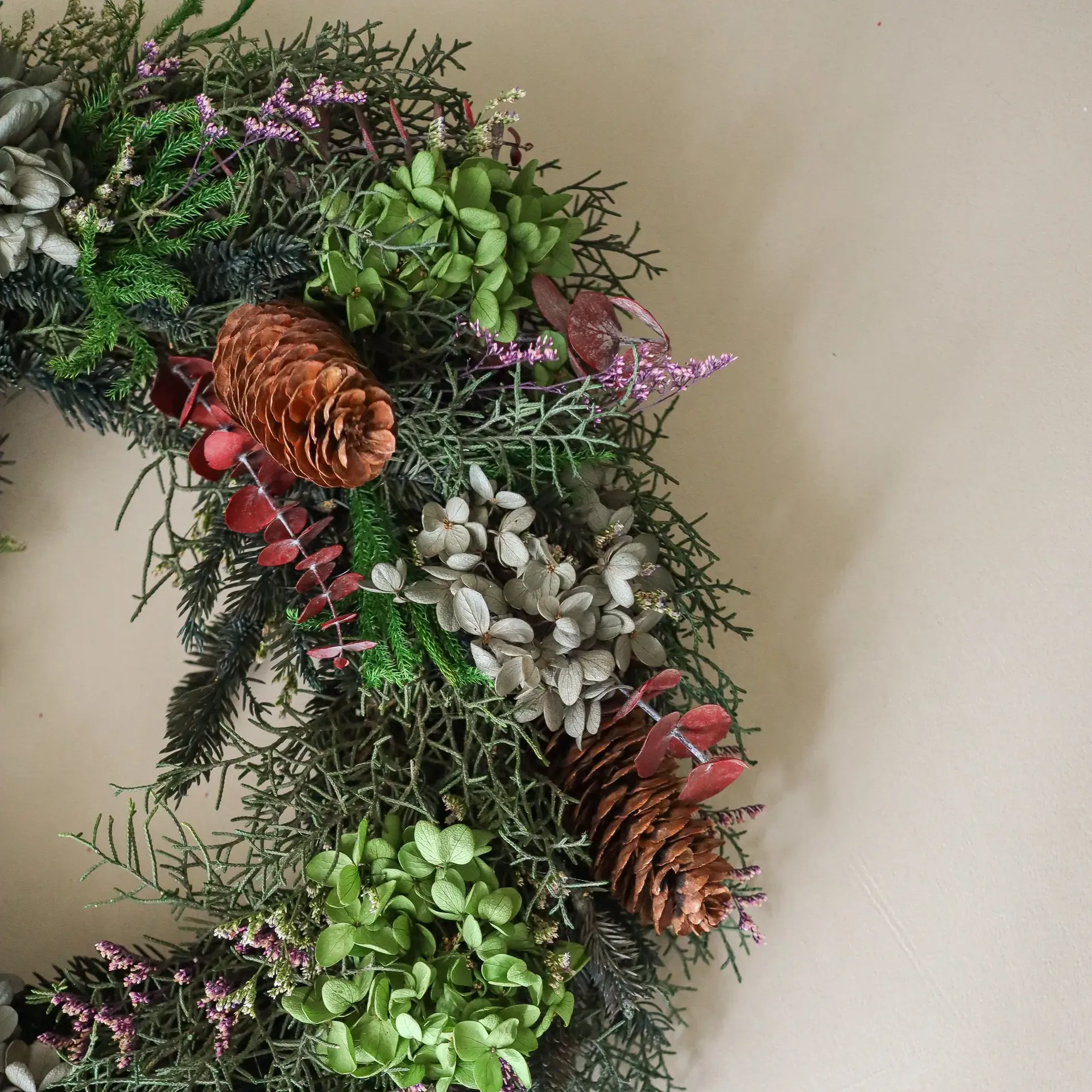 Botanical Forest Wreath blomkrans, Hortensia-eukalyptus-barrgrenar-kottar, Ø40 cm Botané