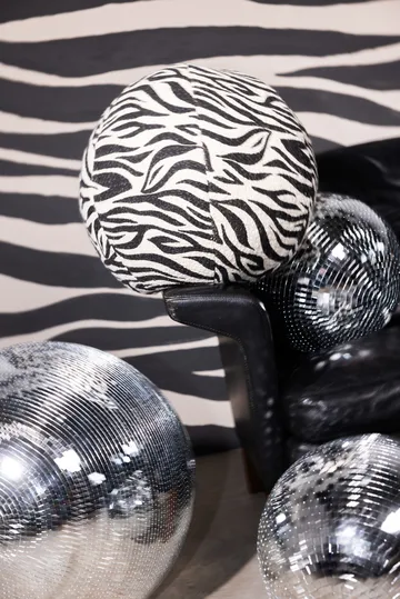 Anima kudde Ø35 cm - Zebra-svart - Byon