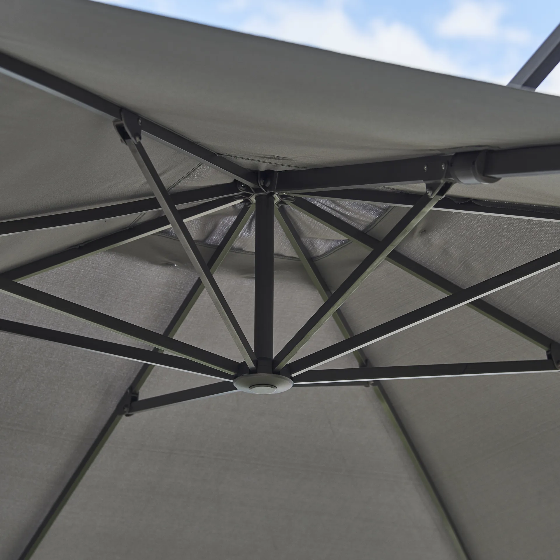 Hyde Luxe Tilt parasoll 300x300 cm, Taupe Cane-line