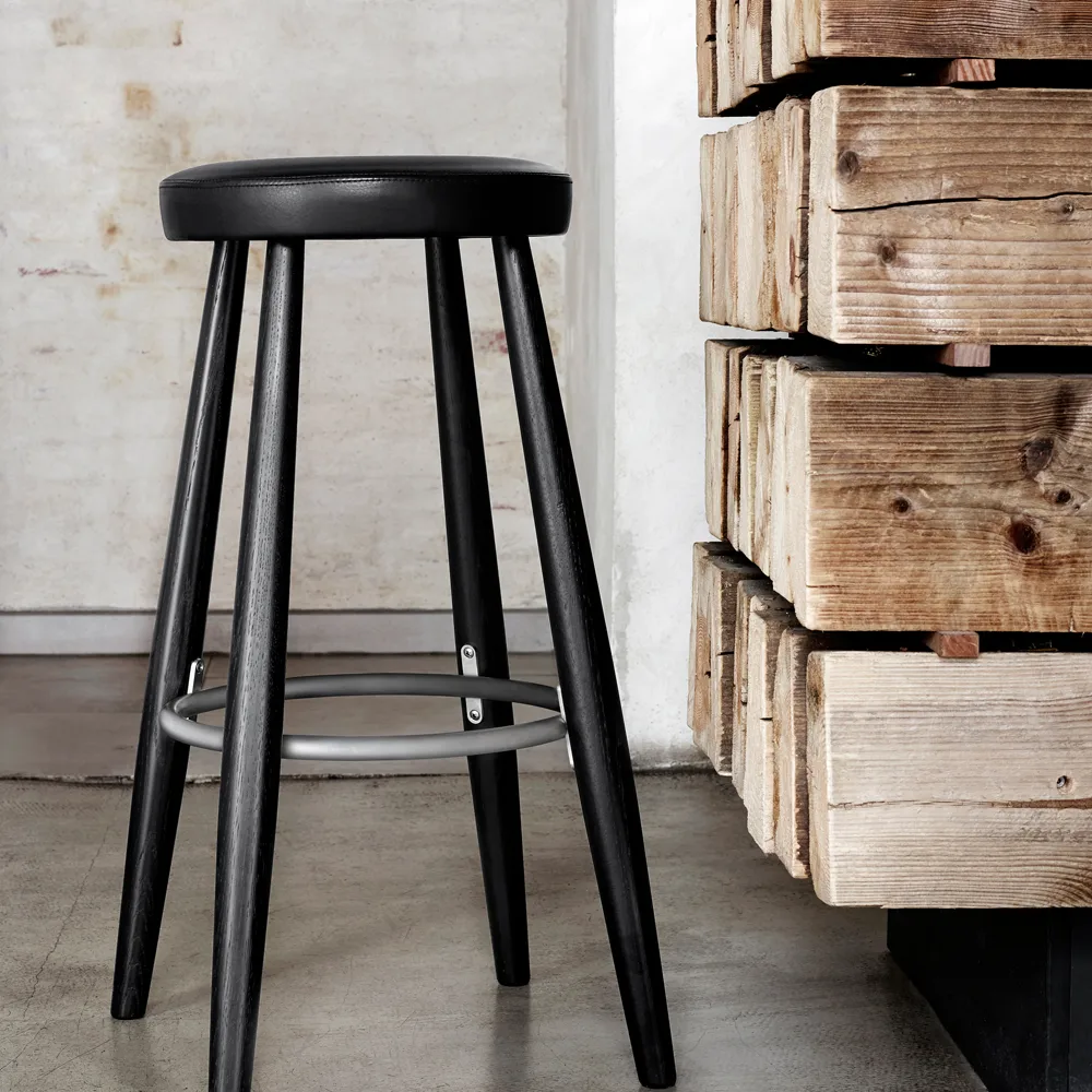CH58 barpall, Svart läder-Svartlackat stativ Carl Hansen & Søn