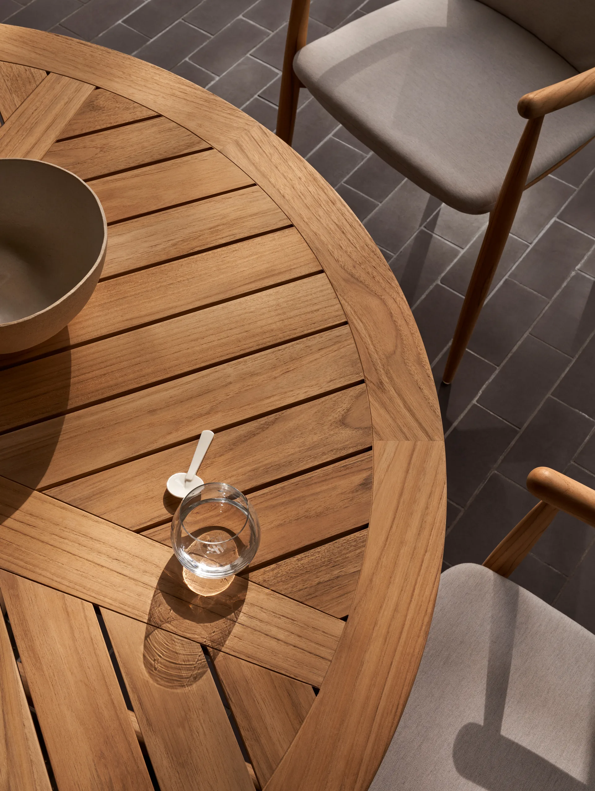 Embrace Outdoor table Ø110 cm, Teak obehandlad Carl Hansen & Søn