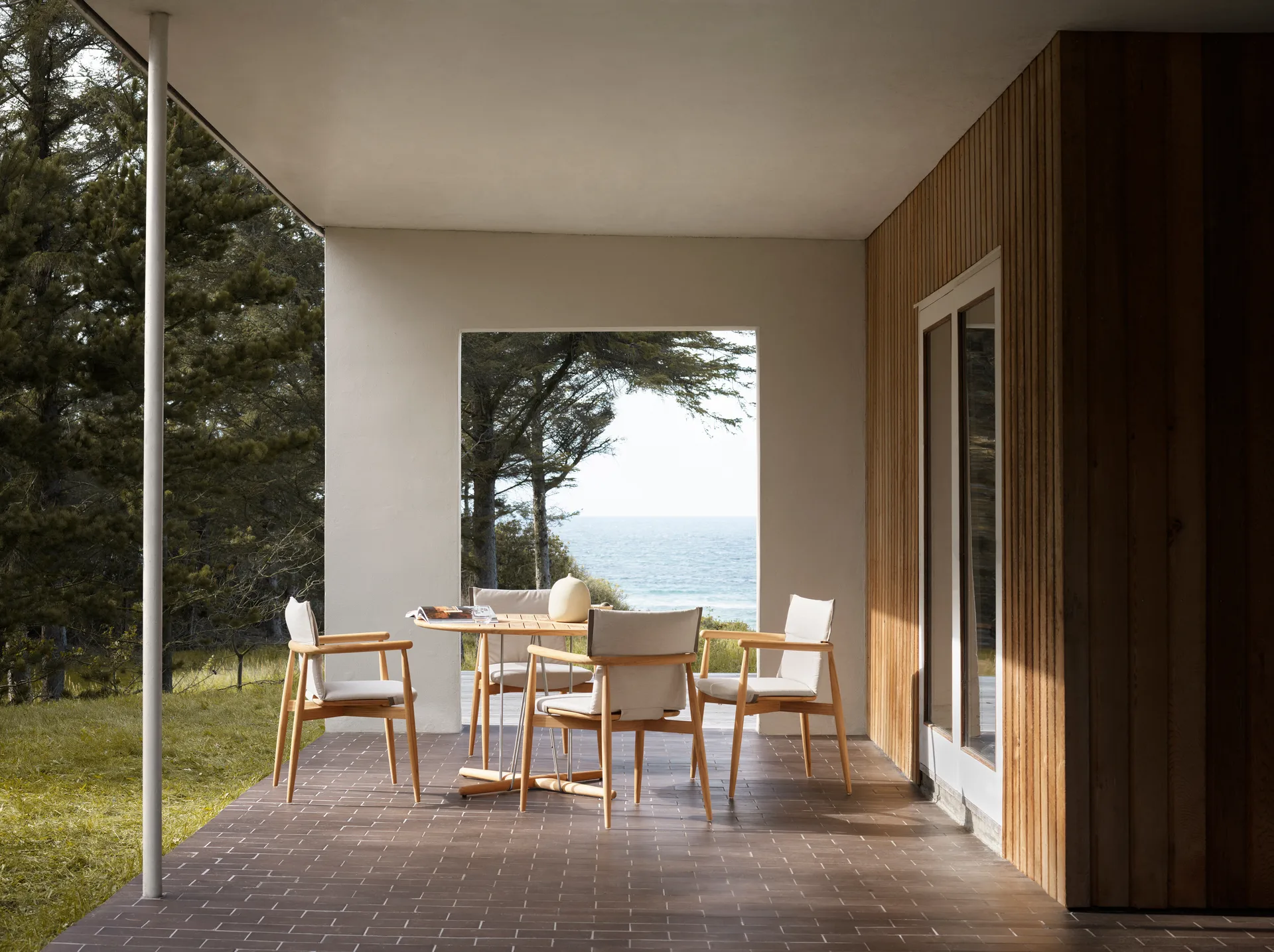 Embrace Outdoor table Ø110 cm, Teak obehandlad Carl Hansen & Søn