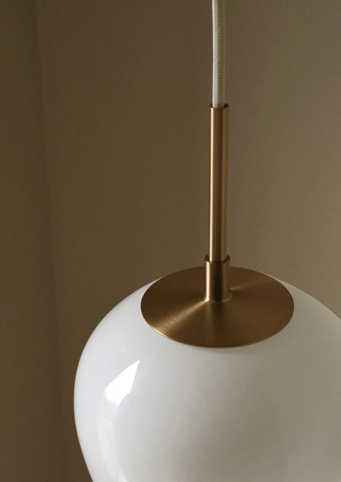  MT221 Tulip-lampan, Opalglas-mässing, Ø17 cm Carl Hansen & Søn