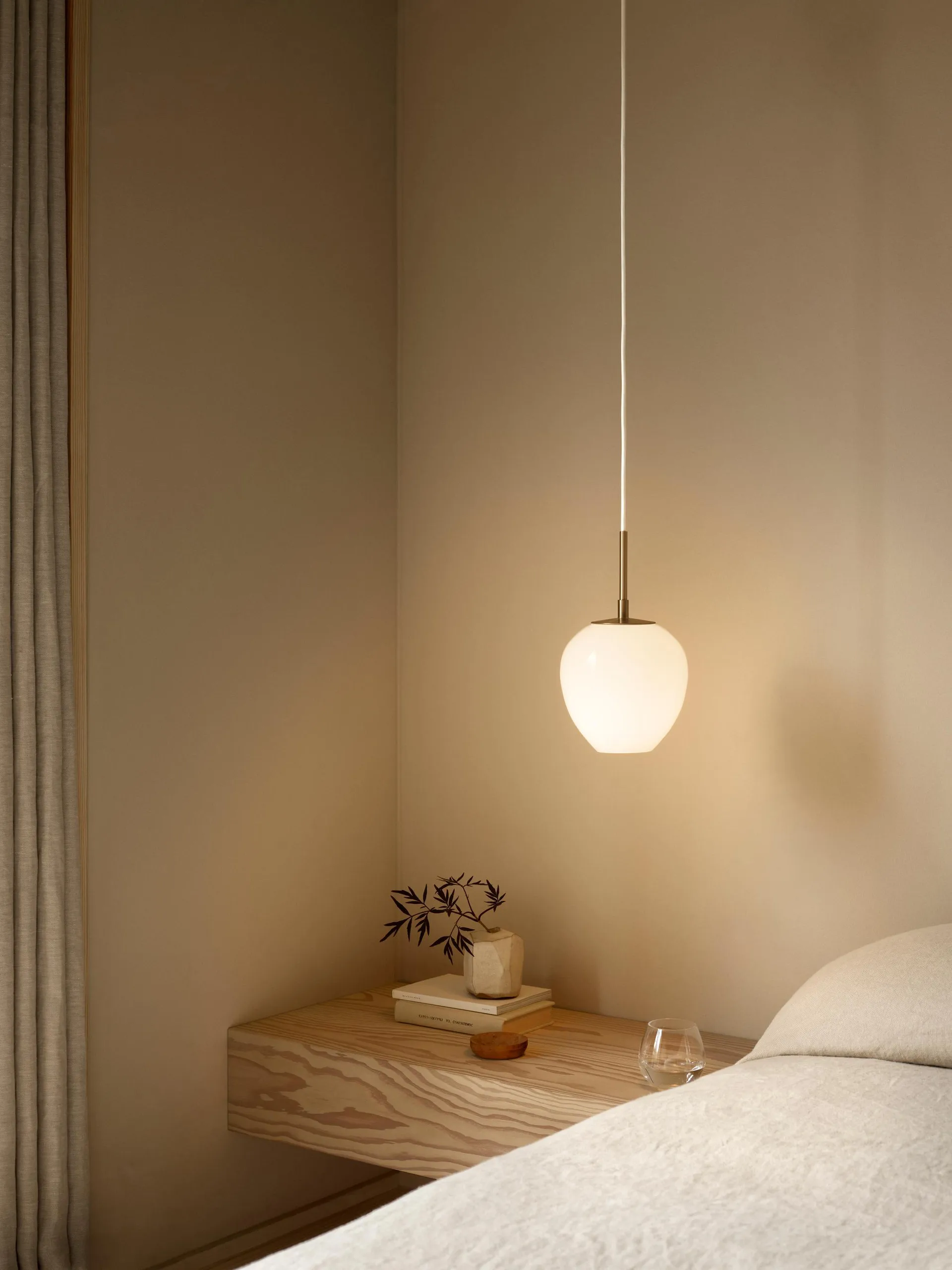  MT221 Tulip-lampan, Opalglas-mässing, Ø17 cm Carl Hansen & Søn