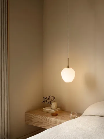 MT221 Tulip-lampan - Opalglas-mässing, Ø17 cm - Carl Hansen & Søn