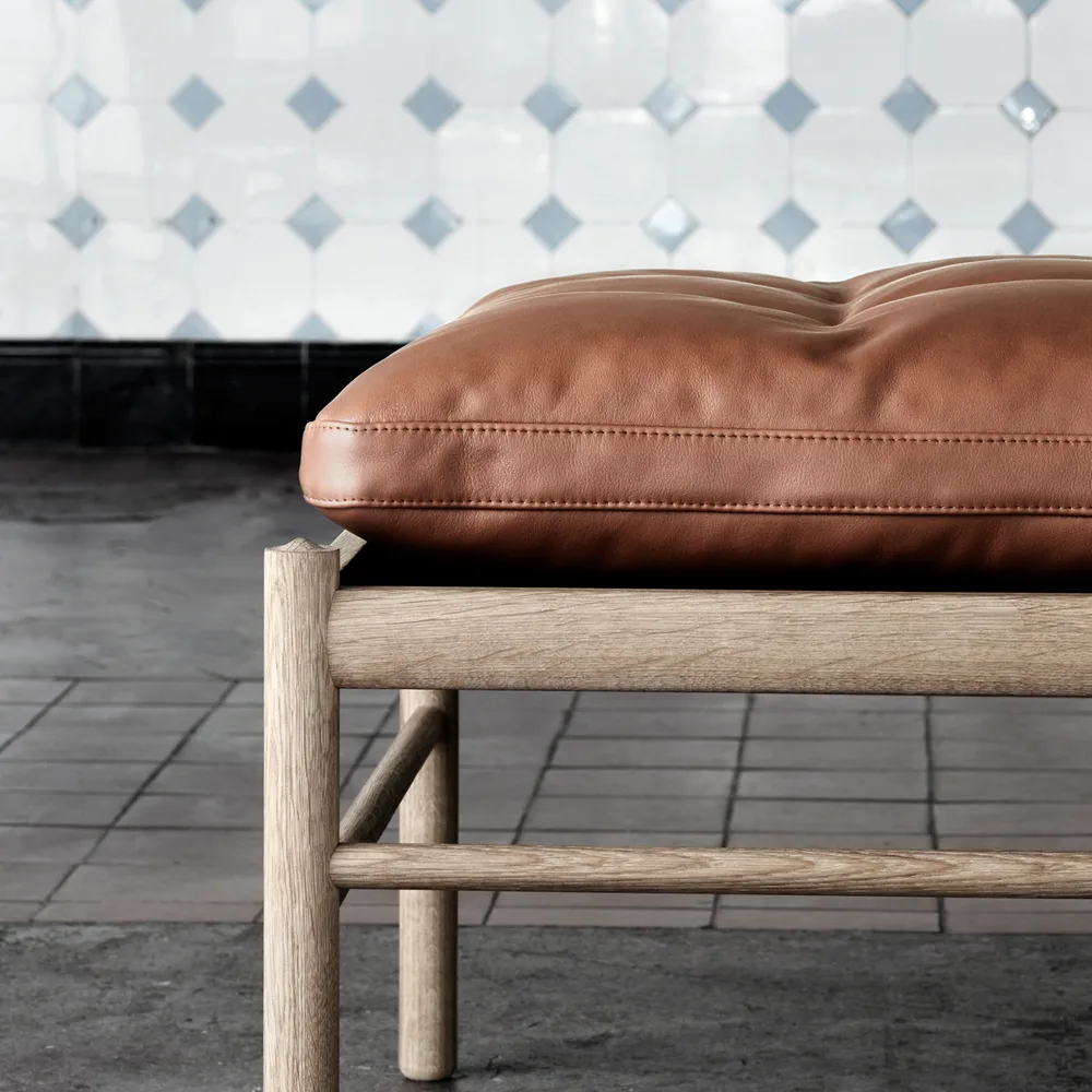OW150 dagbädd, Läder loke 7050 brun-Oljad ek Carl Hansen & Søn