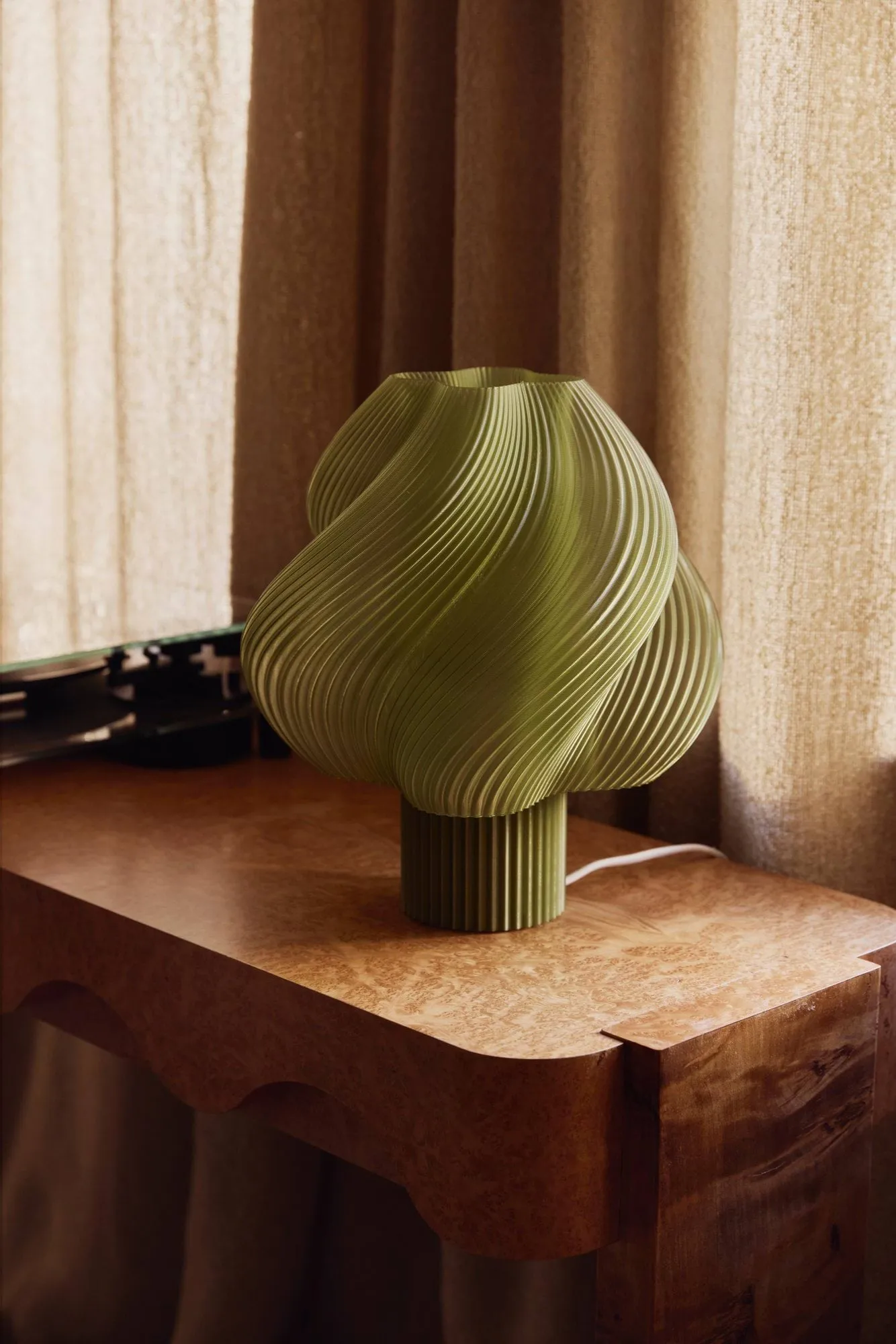 Soft Serve bordslampa, Olive, Grande, 34 cm Crème Atelier