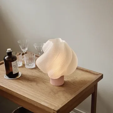 Soft Serve bordslampa - Wild strawberry, Regular, 26 cm - Crème Atelier