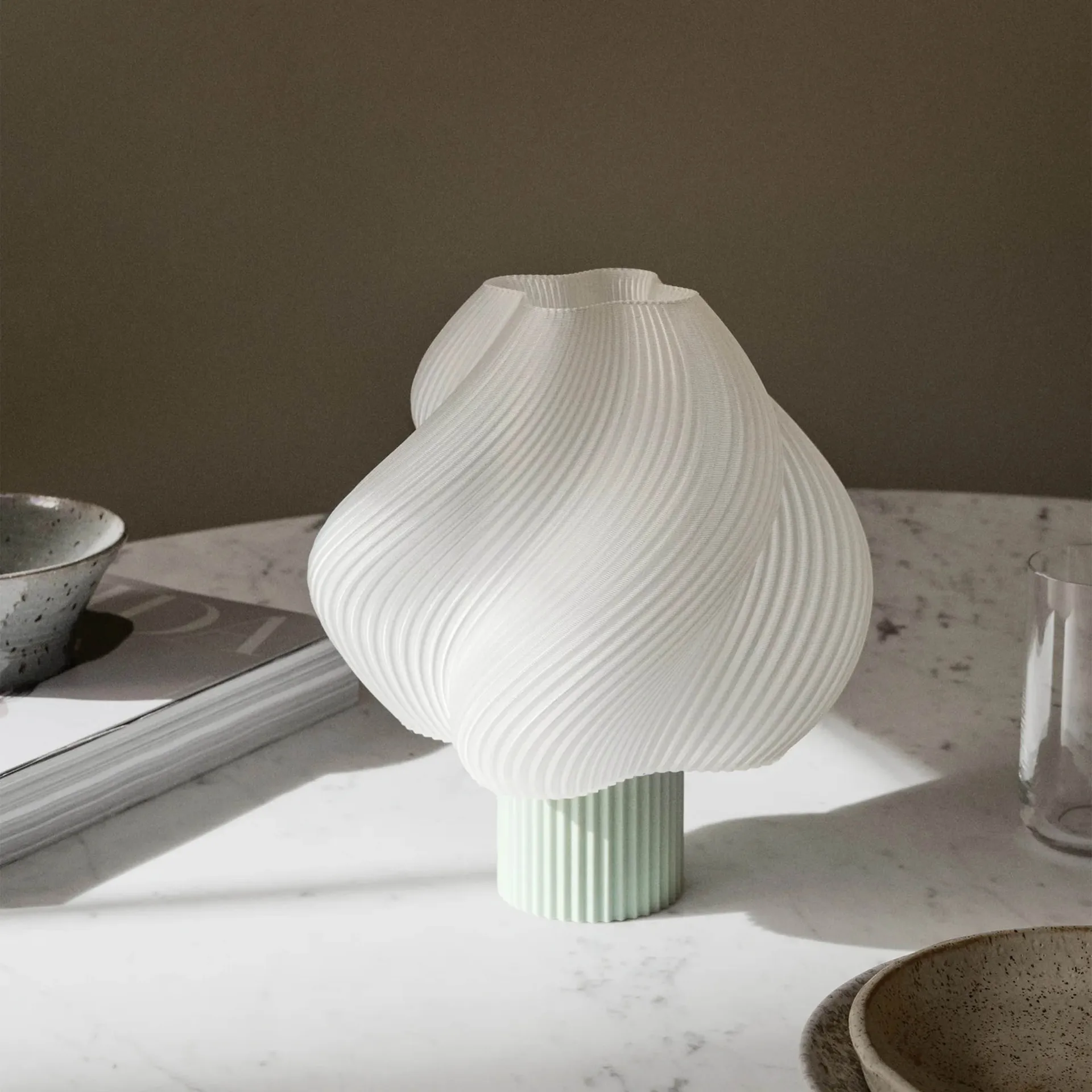 Soft Serve portabel bordslampa, Matcha, 23 cm Crème Atelier