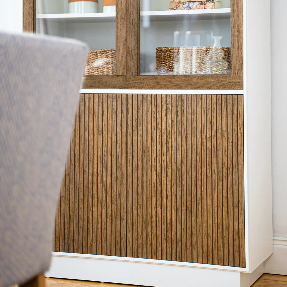 Line vitrinskåp, walnut/white, 2+2dörrar+3+1hyllor, kromben Englesson