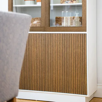 Line vitrinskåp - walnut/white, 2+2dörrar+3+1hyllor, kromben - Englesson