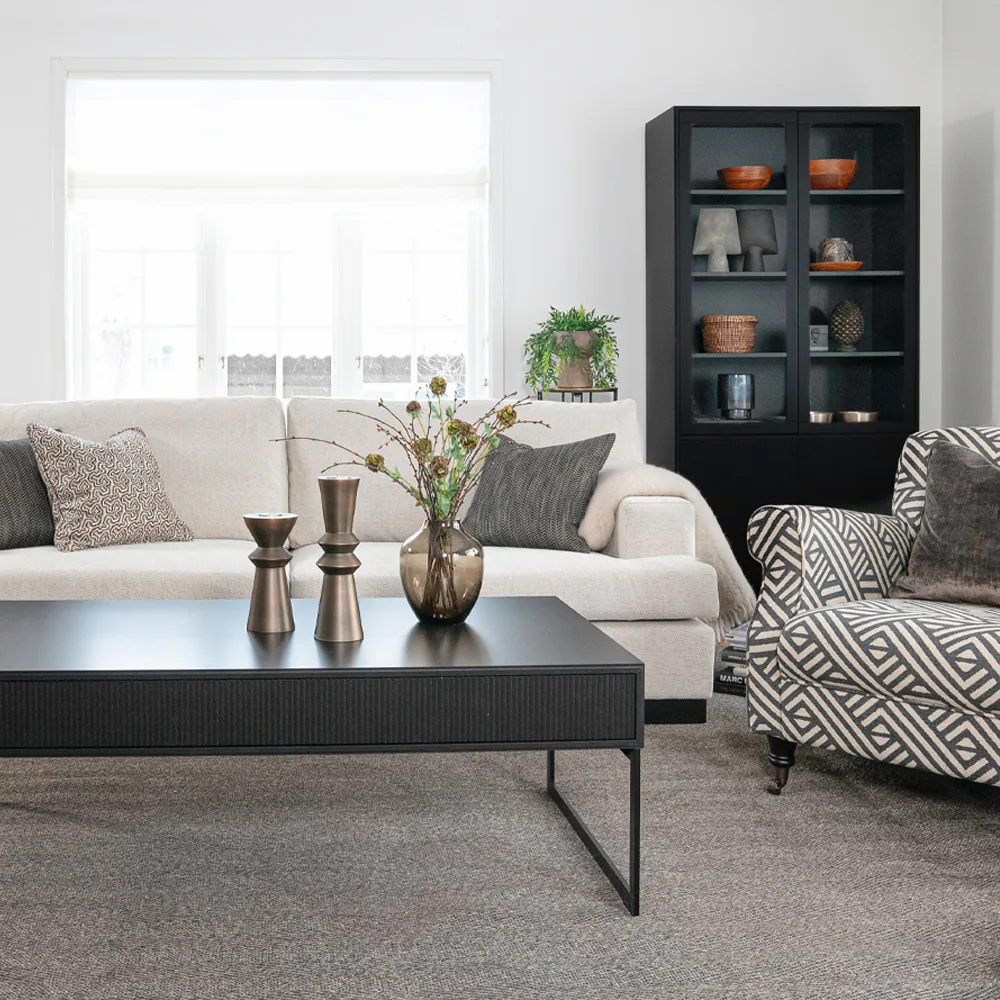 Line vitrinskåp, walnut/white, 2+2dörrar+3+1hyllor, sockel Englesson