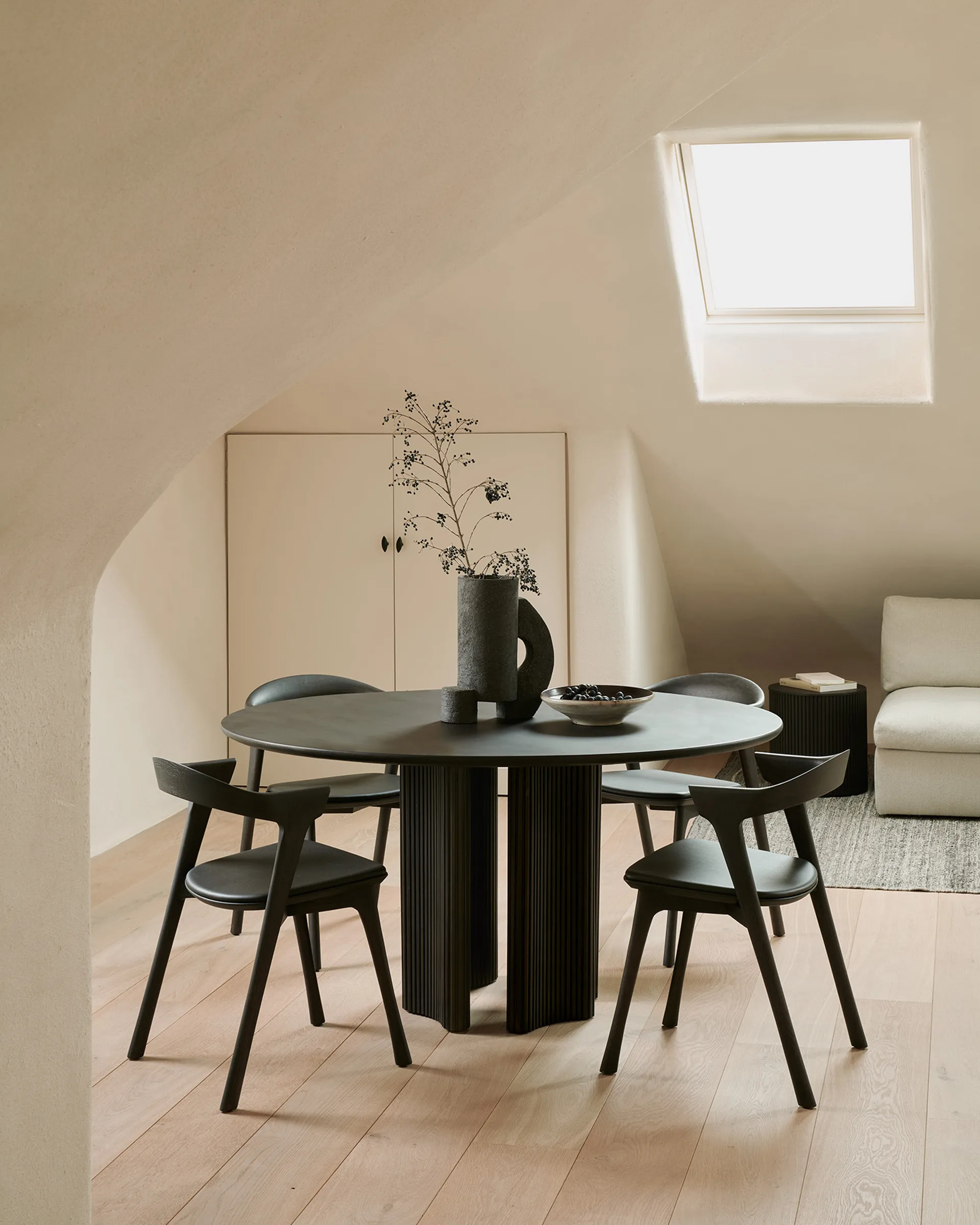 Roller Max matbord, Mörkbrunbetsad mahogny, Ø150 cm Ethnicraft