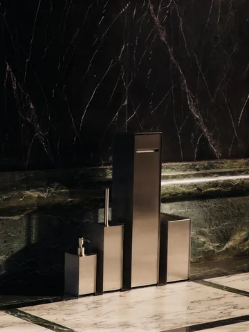 Sama toalettpappershållare - Brushed stainless steel - Ferm Living