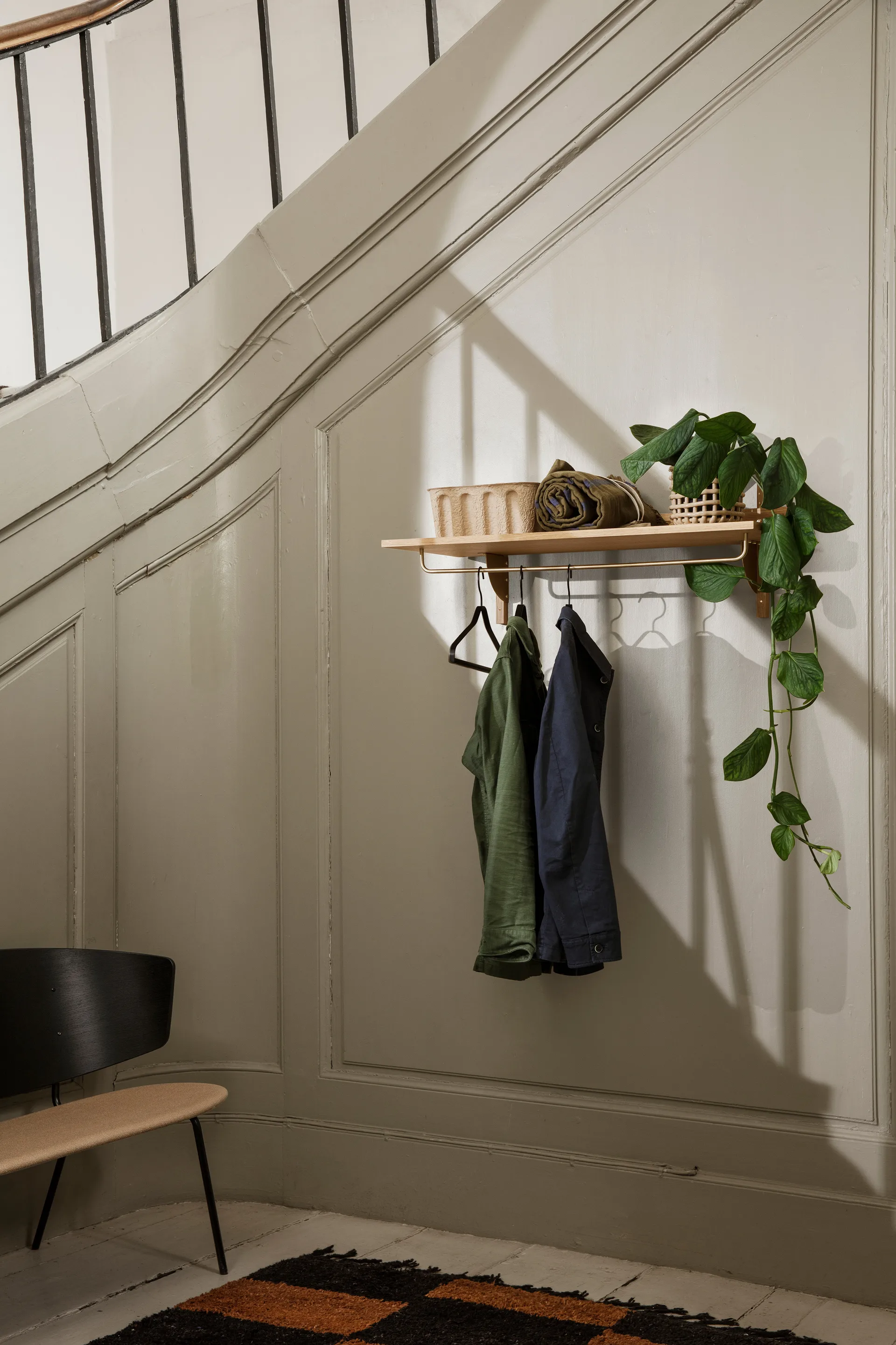 Sector hylla med stång 37x87 cm, Oak-black brass Ferm Living