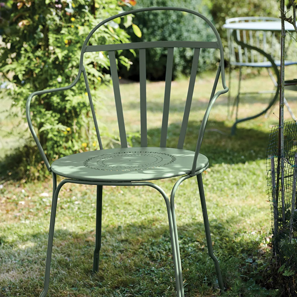 Louvre karmstol, Cedar green (grön) Fermob