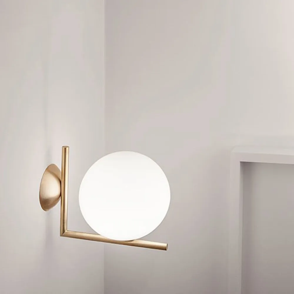 IC lights C/W2 vägglampa, Borstad mässing-opal Flos