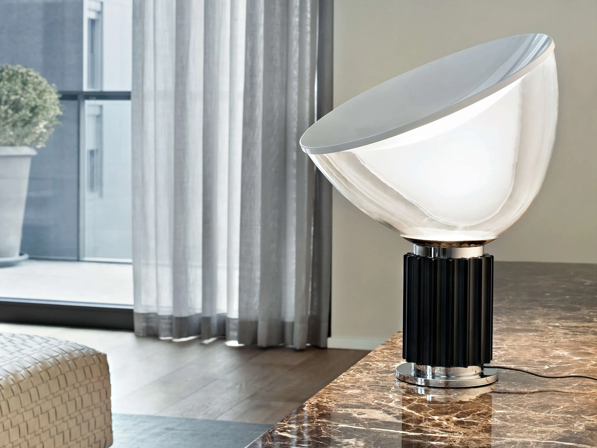 Taccia PMMA bordslampa, Svart LED Flos