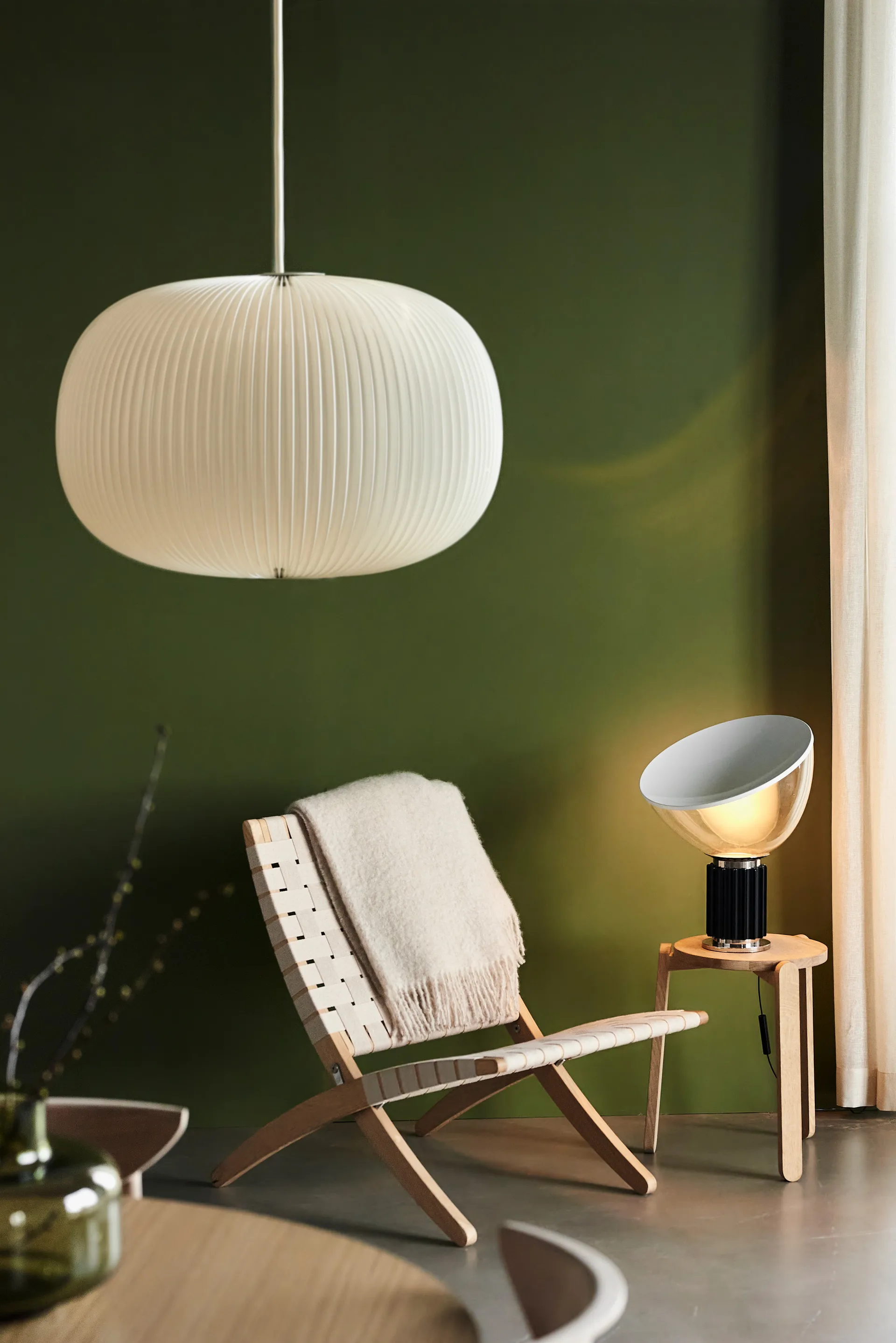 Taccia Small bordslampa LED 48,5 cm, Svart-glaskupa Flos