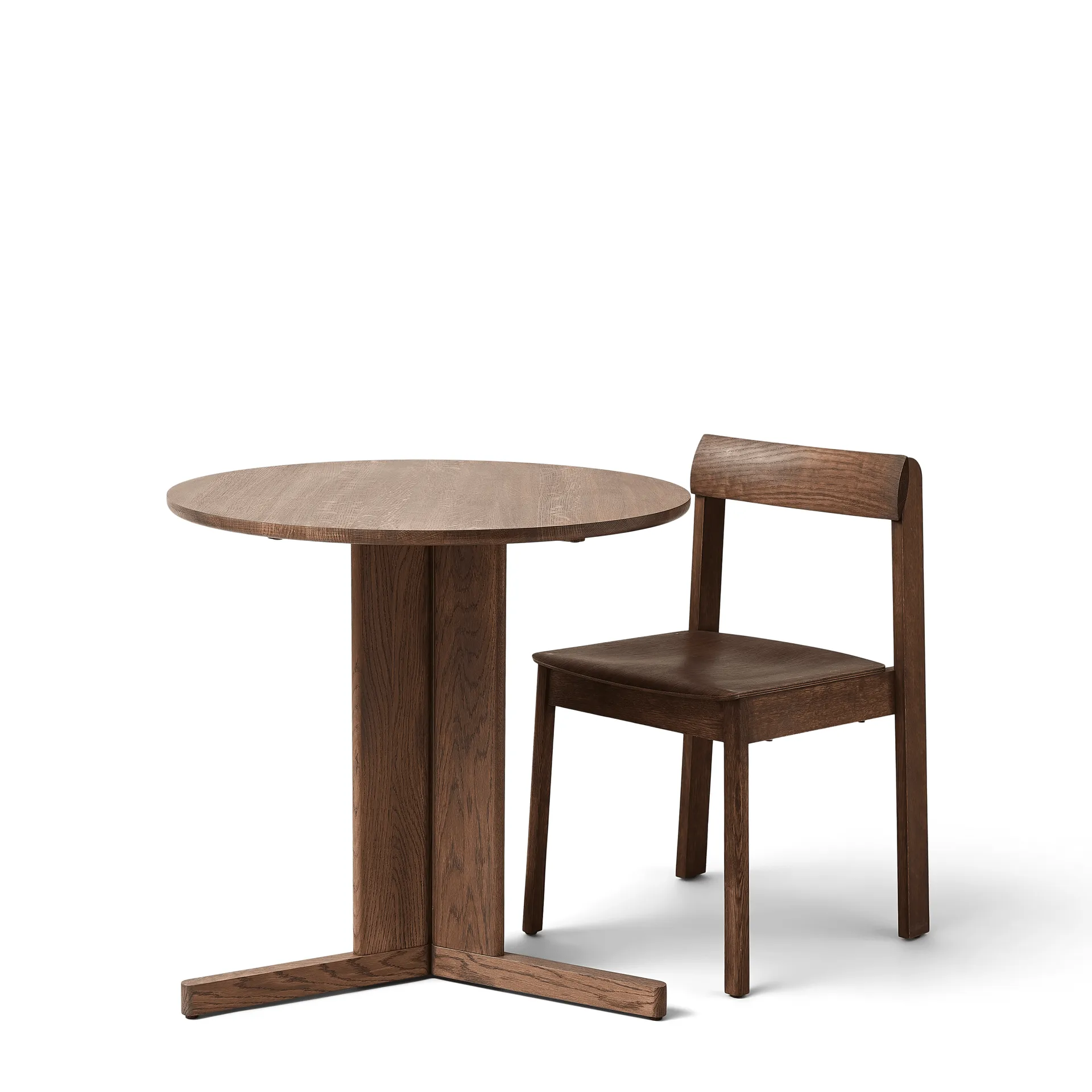 Trefoil matbord Ø75 cm, Rökt ek Form & Refine