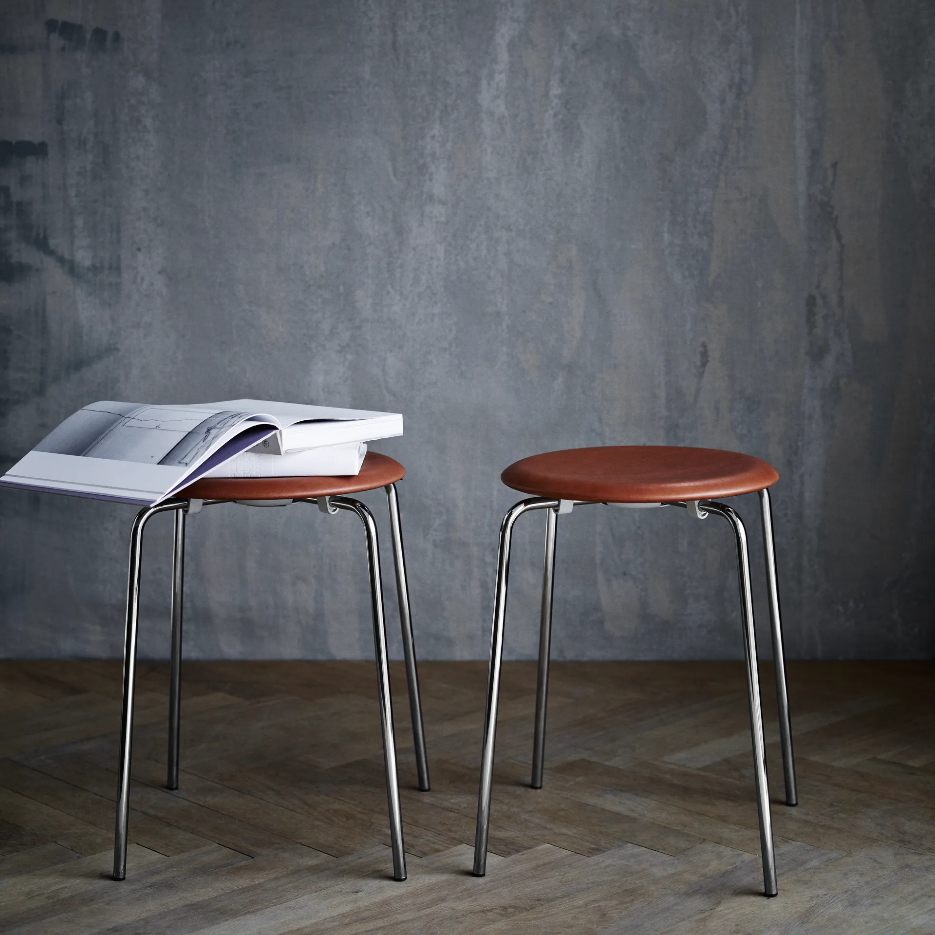 Dot pall läder, Wild leather walnut Fritz Hansen