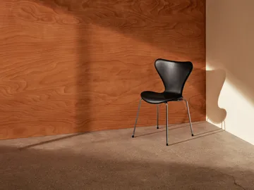 Sjuan 3107 helklädd stol - Essential black läder-kromat stativ - Fritz Hansen