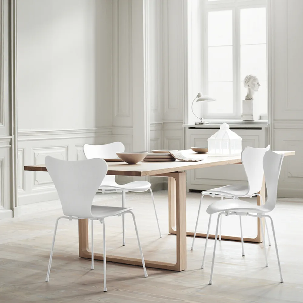 Sjuan 3107 stol, Venetian red-färgad ask-kromat stålstativ Fritz Hansen