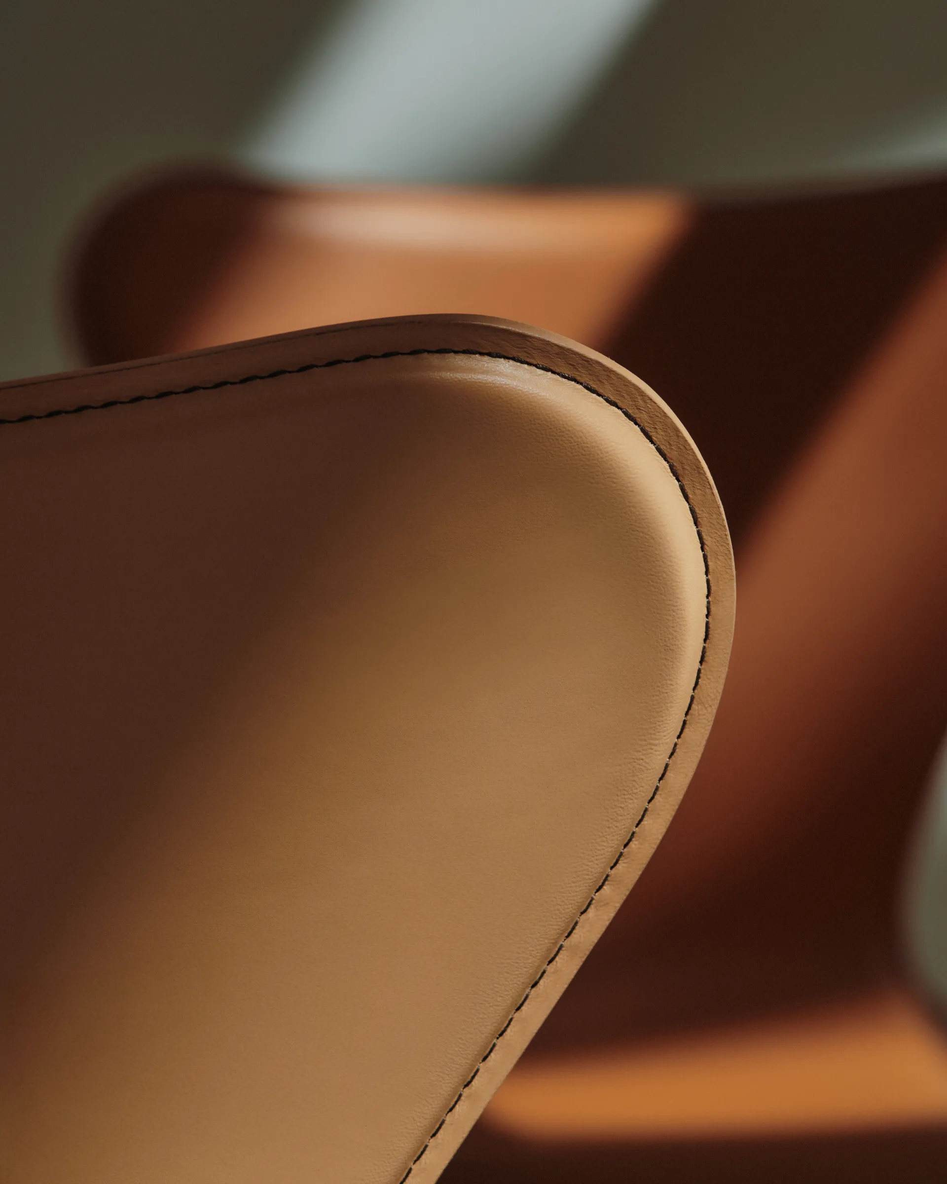 Sjuan Tailored stol, Harness Leather Warm Ecru-chrome Fritz Hansen