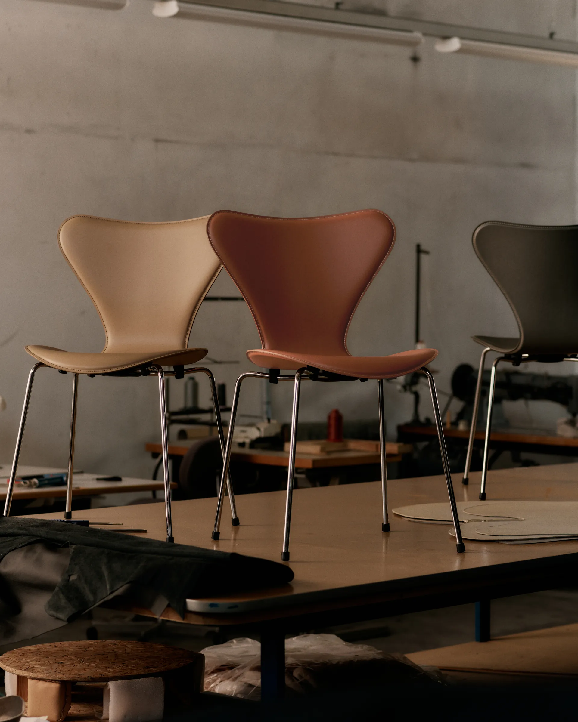 Sjuan Tailored stol, Harness Leather Warm Ecru-chrome Fritz Hansen