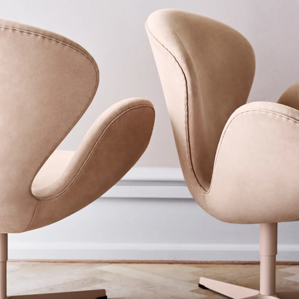 Svanen 3320 fåtölj, läder aura walnut, satinborstat rostfritt stålstativ Fritz Hansen
