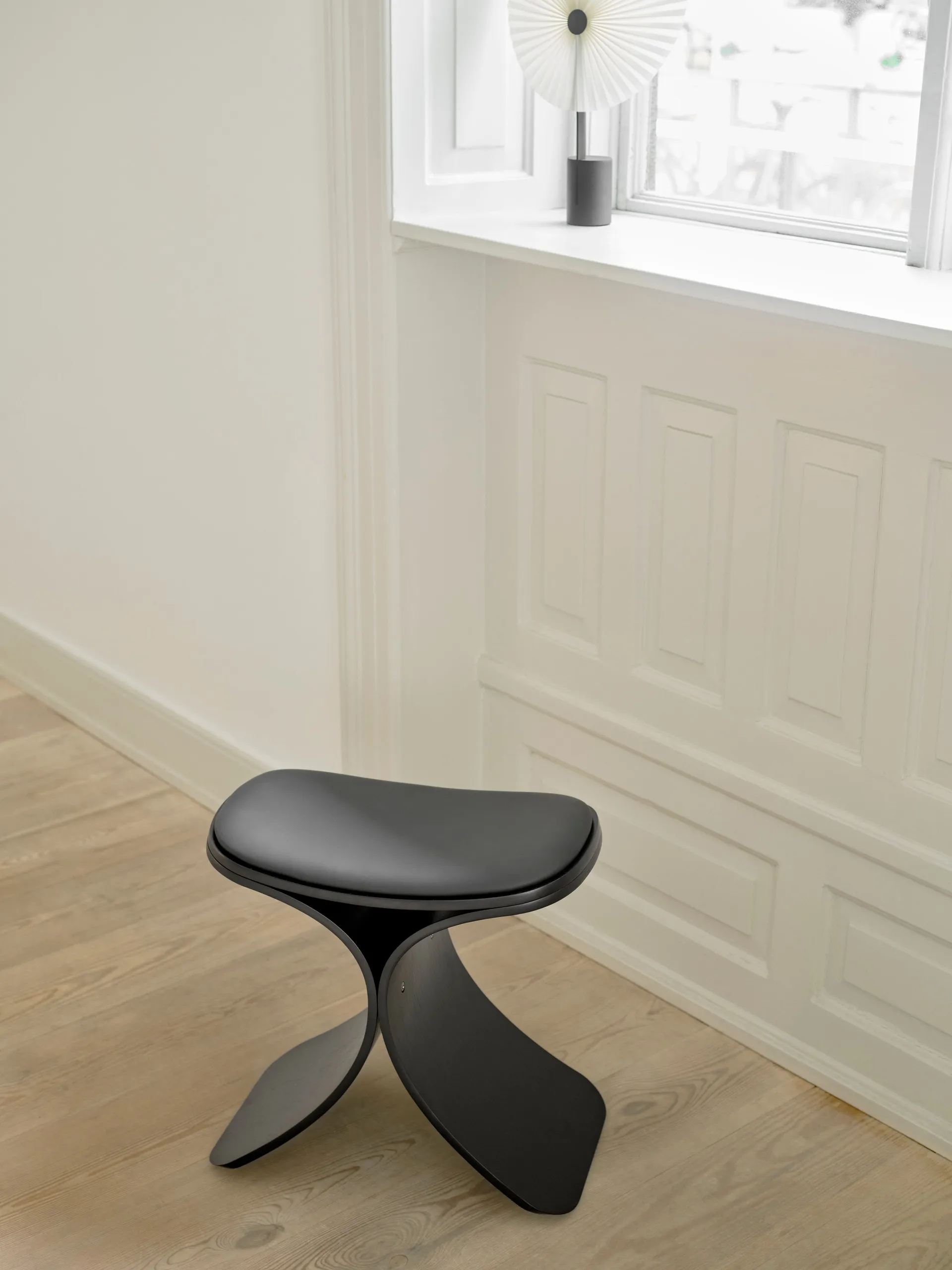 Luno pall 48x28x72 cm, Svart ek-svart läder Gejst
