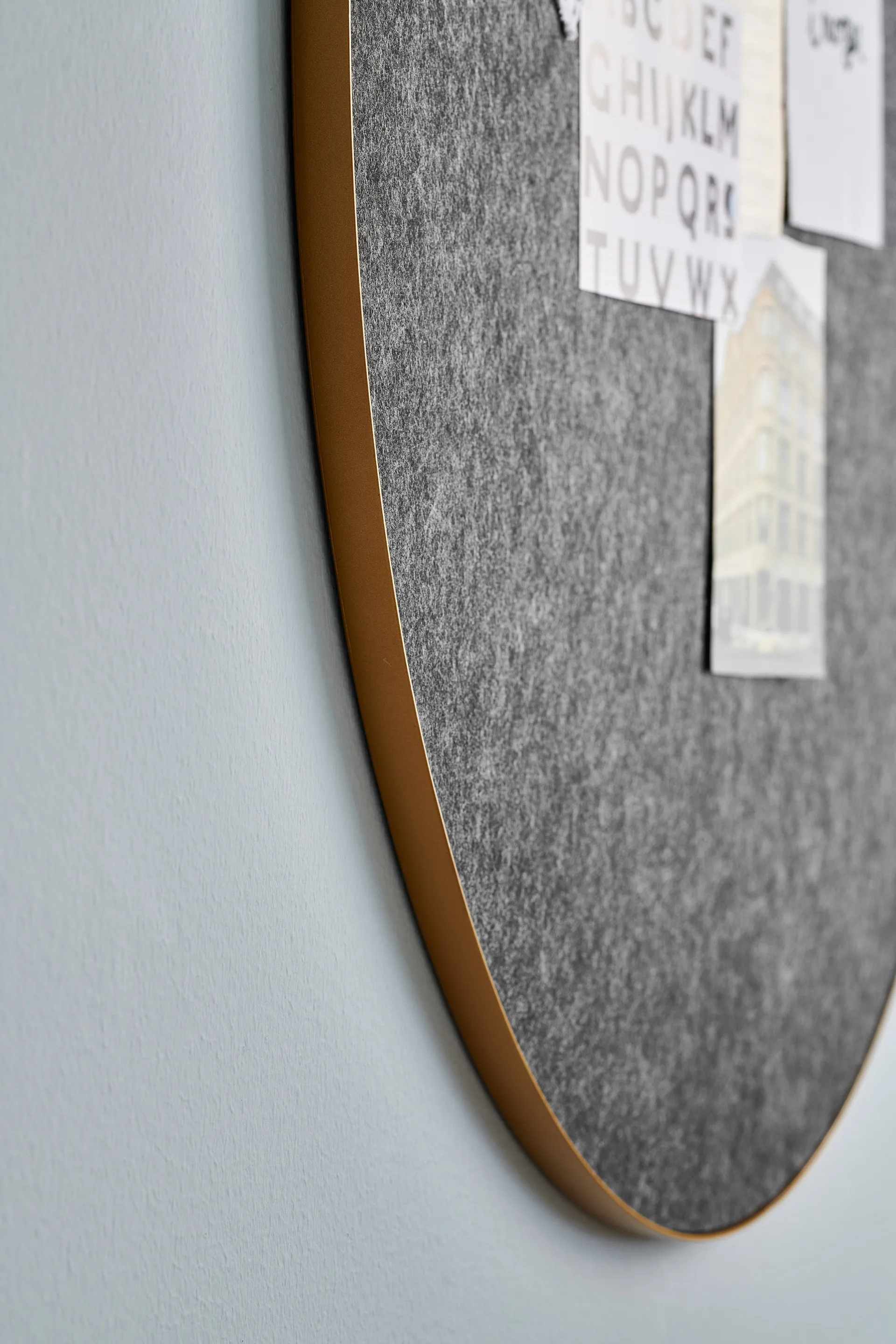 Retell pinboard anslagstavla Ø80 cm, Svart-mässing Gejst