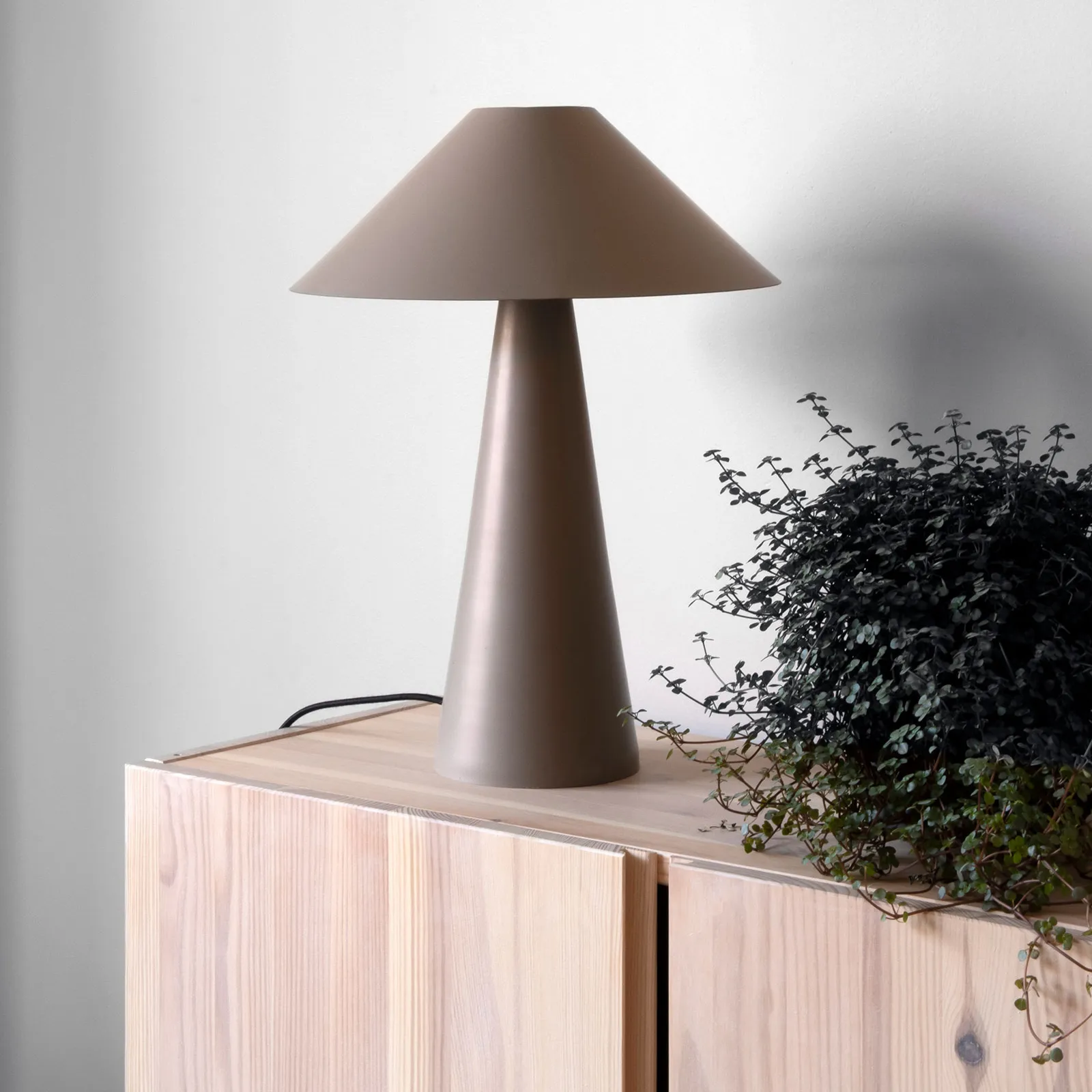 Cannes bordslampa, Mullvad Globen Lighting