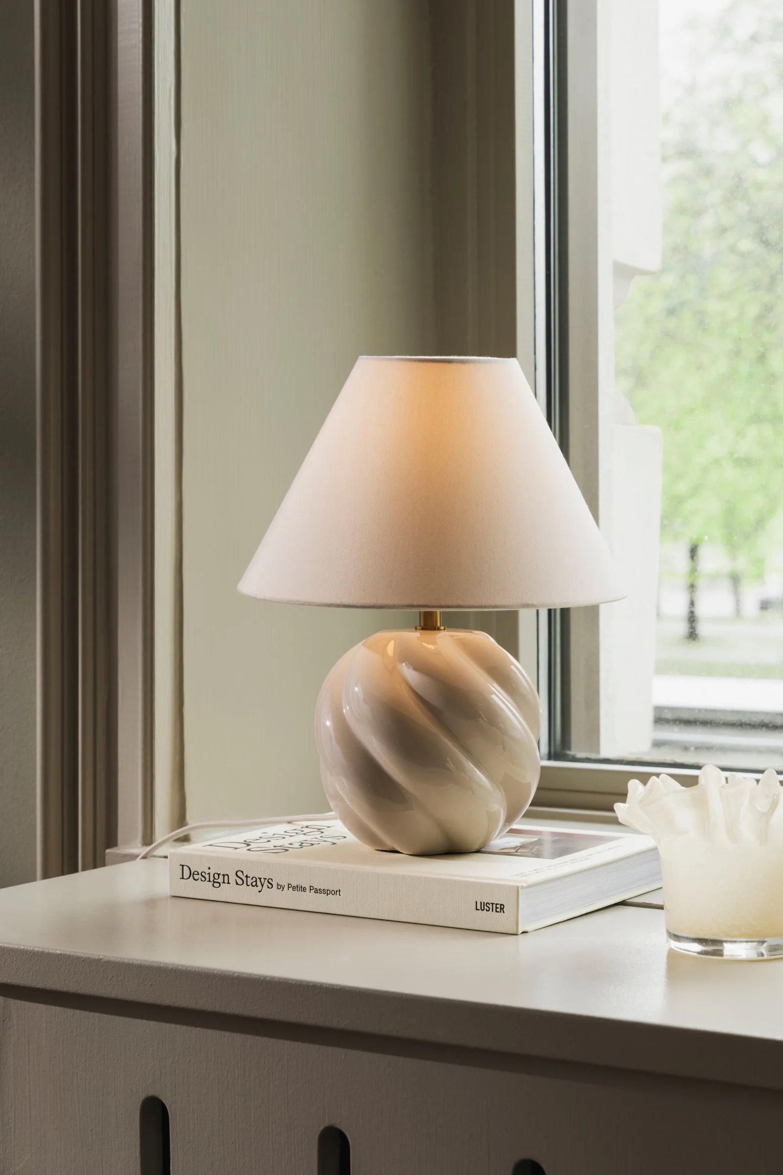 Dahlia bordslampa, Beige Globen Lighting