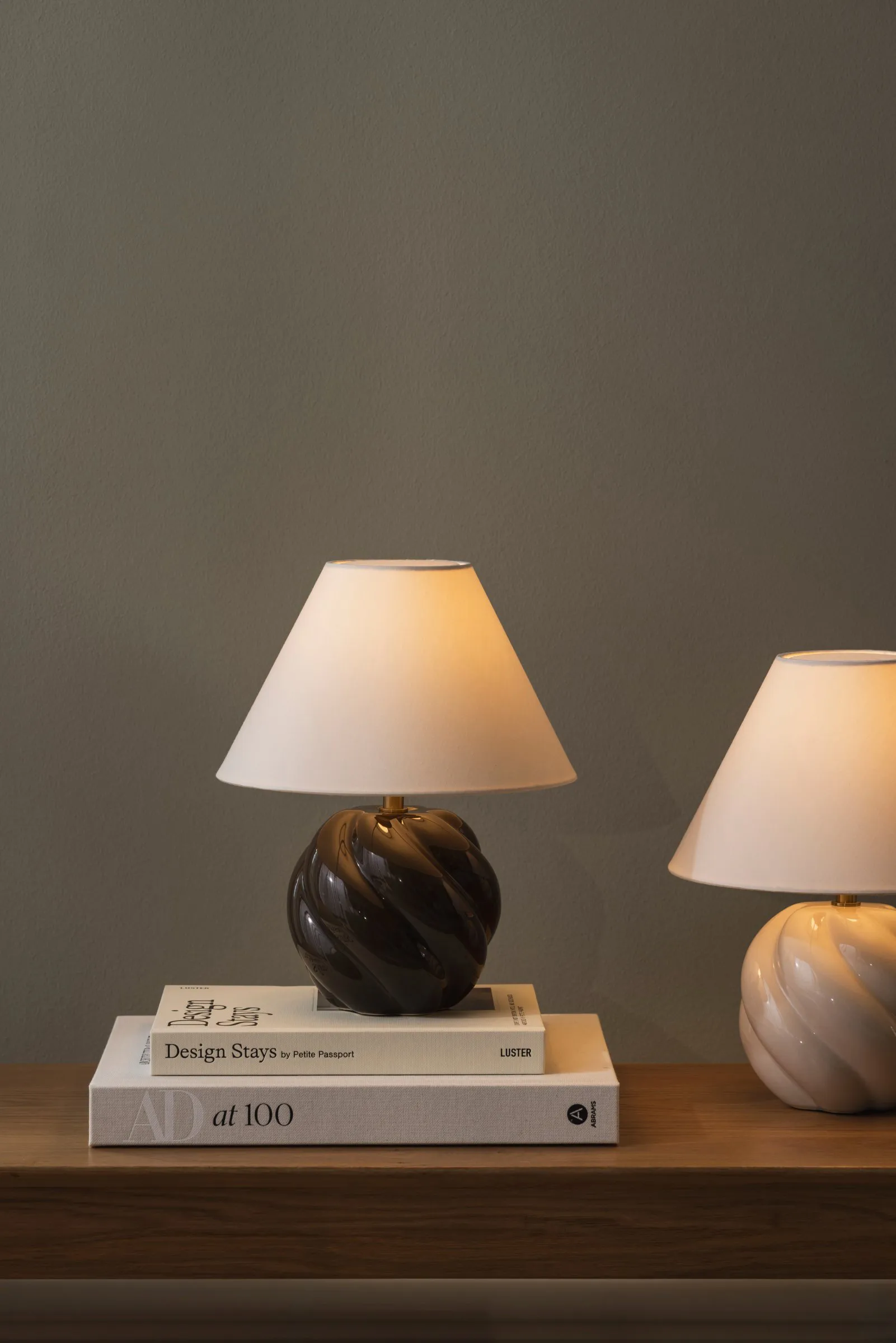 Dahlia bordslampa, Mocha Globen Lighting