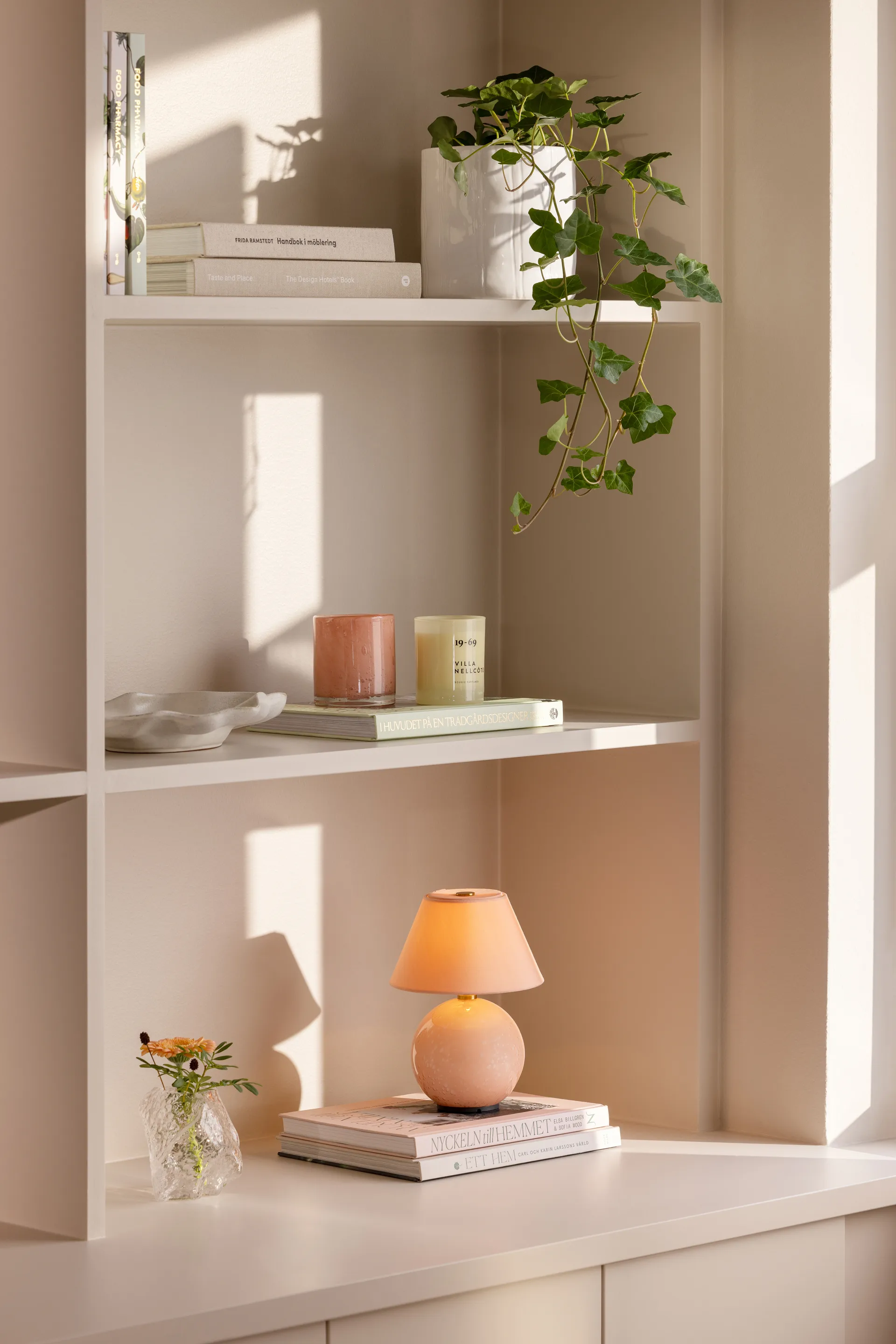 Iris 16 portabel bordslampa, Blush Globen Lighting