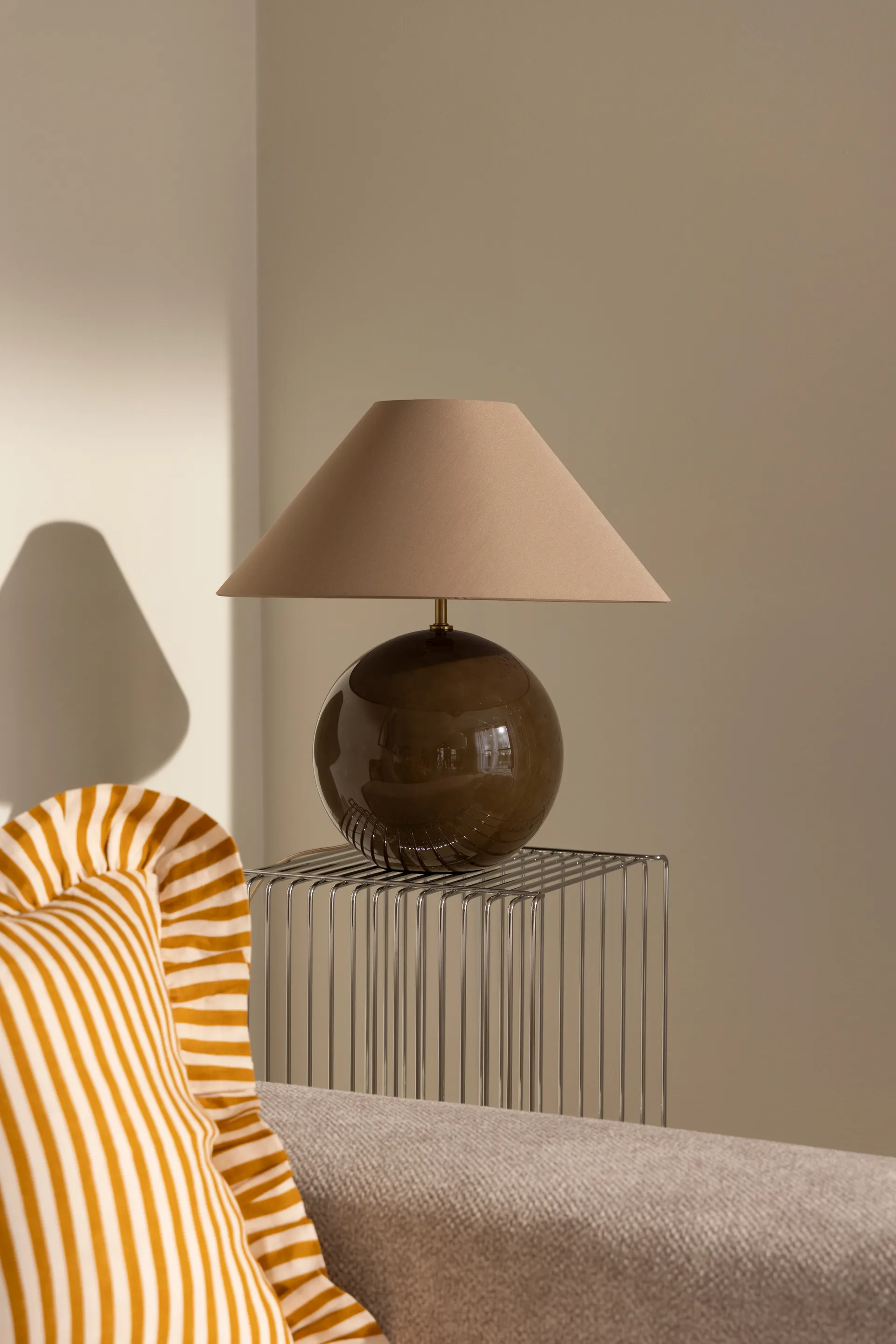 Iris 45 bordslampa, Mocha Globen Lighting