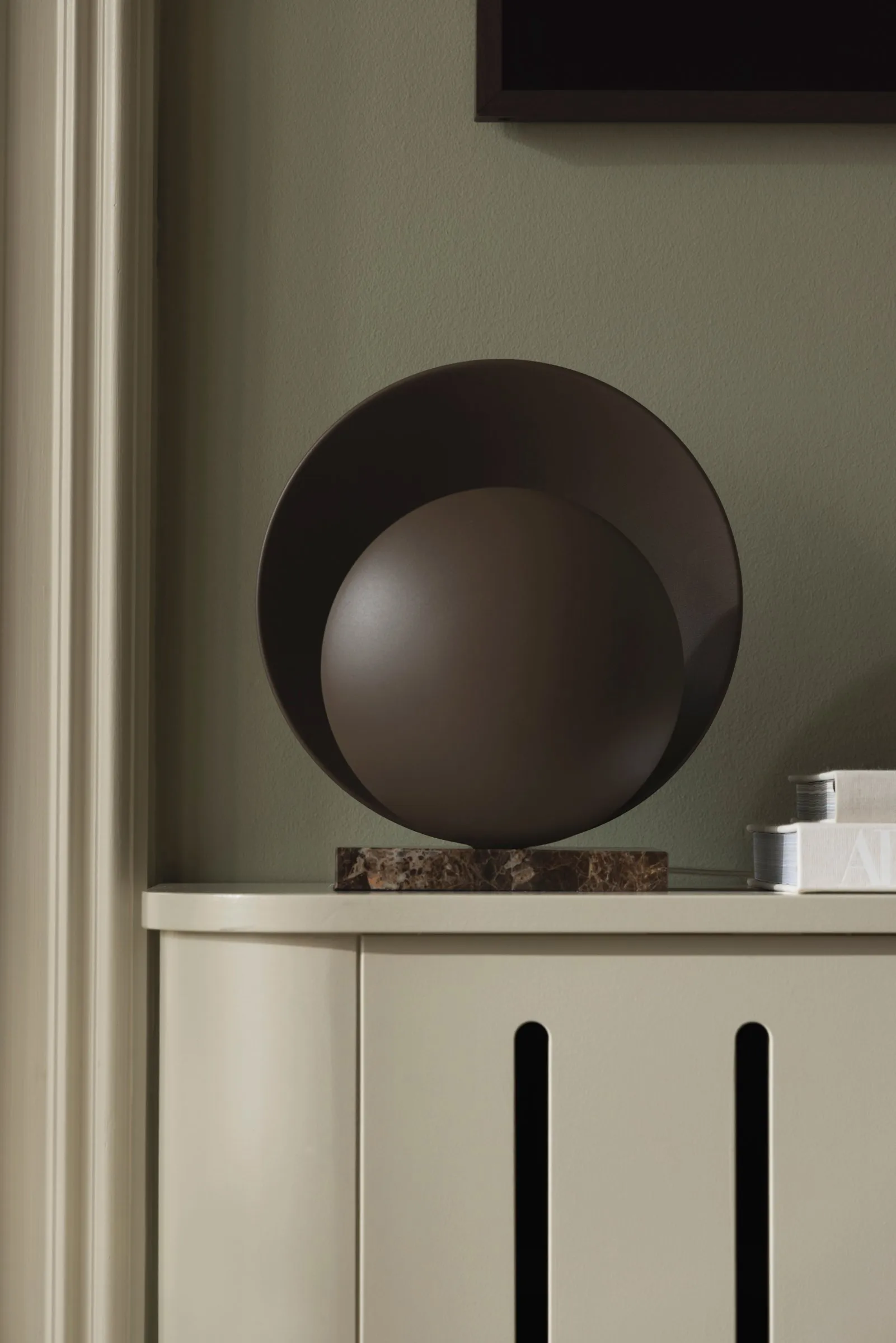 Orbit bordslampa, Mocha, brun marmor Globen Lighting