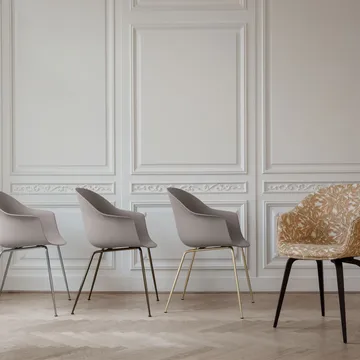 Bat stol - new beige, mattlackat ekstativ - GUBI