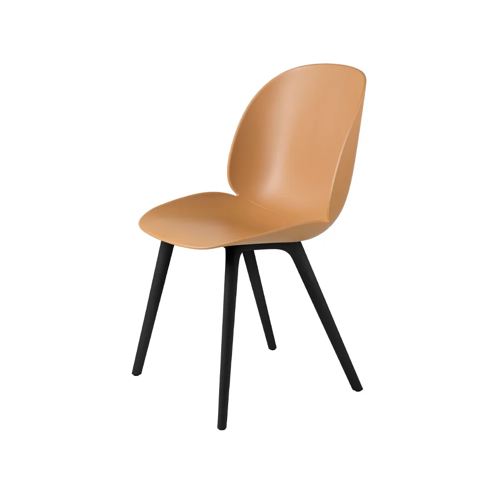 Beetle Plastic stol, amber brown, svarta ben GUBI