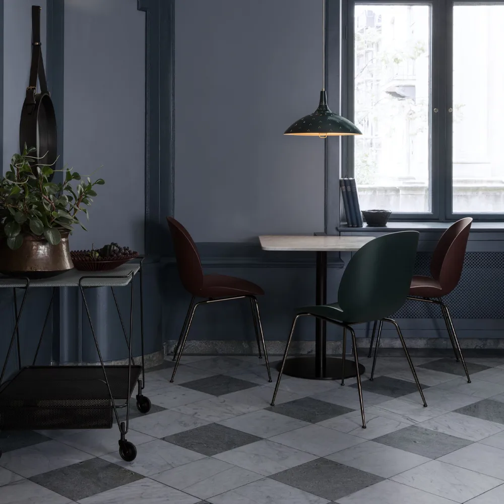 Beetle stol, Alabaster white-mässingsstativ GUBI