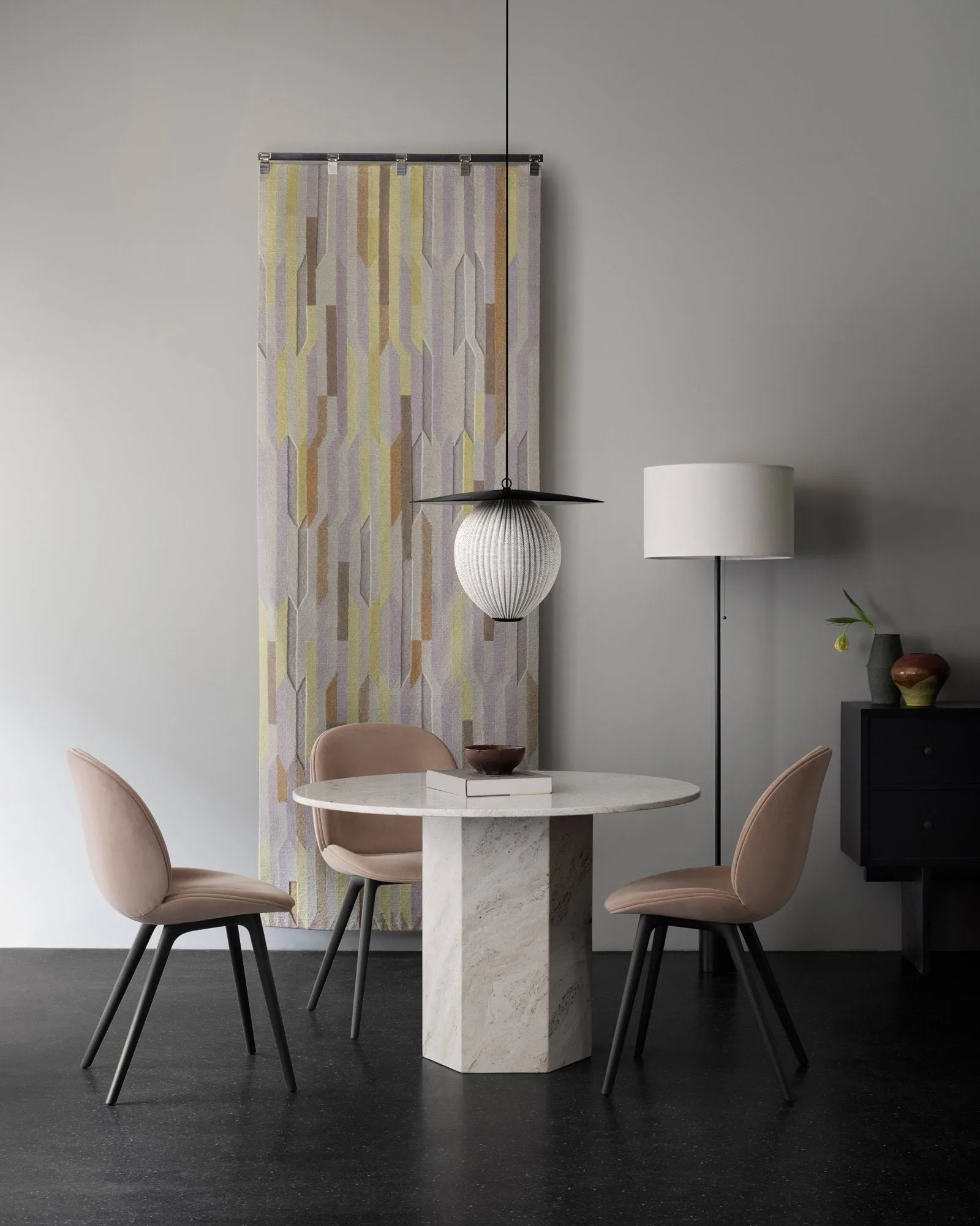 Gravity golvlampa, Maroon marble-canvas GUBI